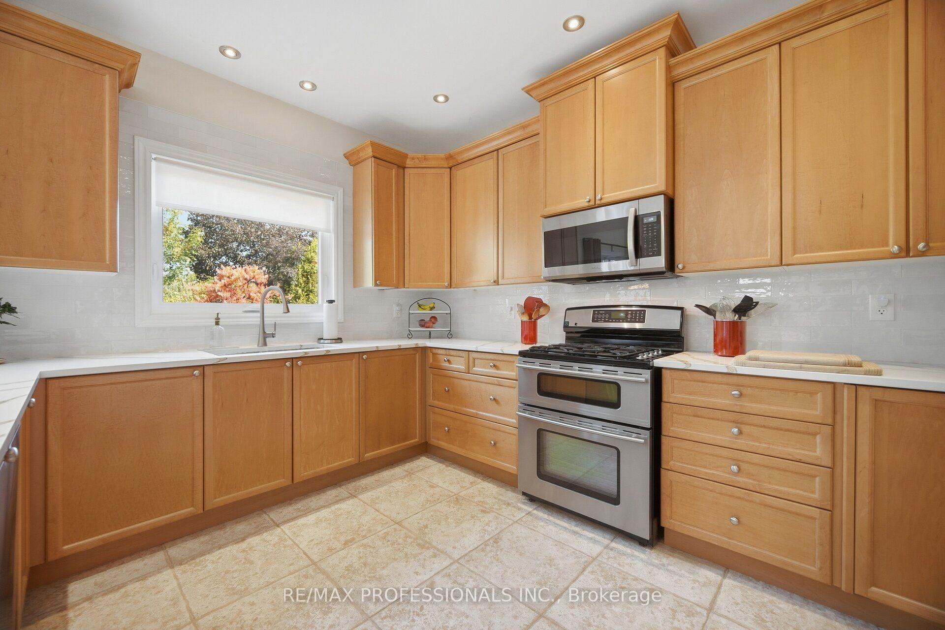 Photo 16 of 13 Dokkum Crescent, Brampton, Snelgrove — HOMEH