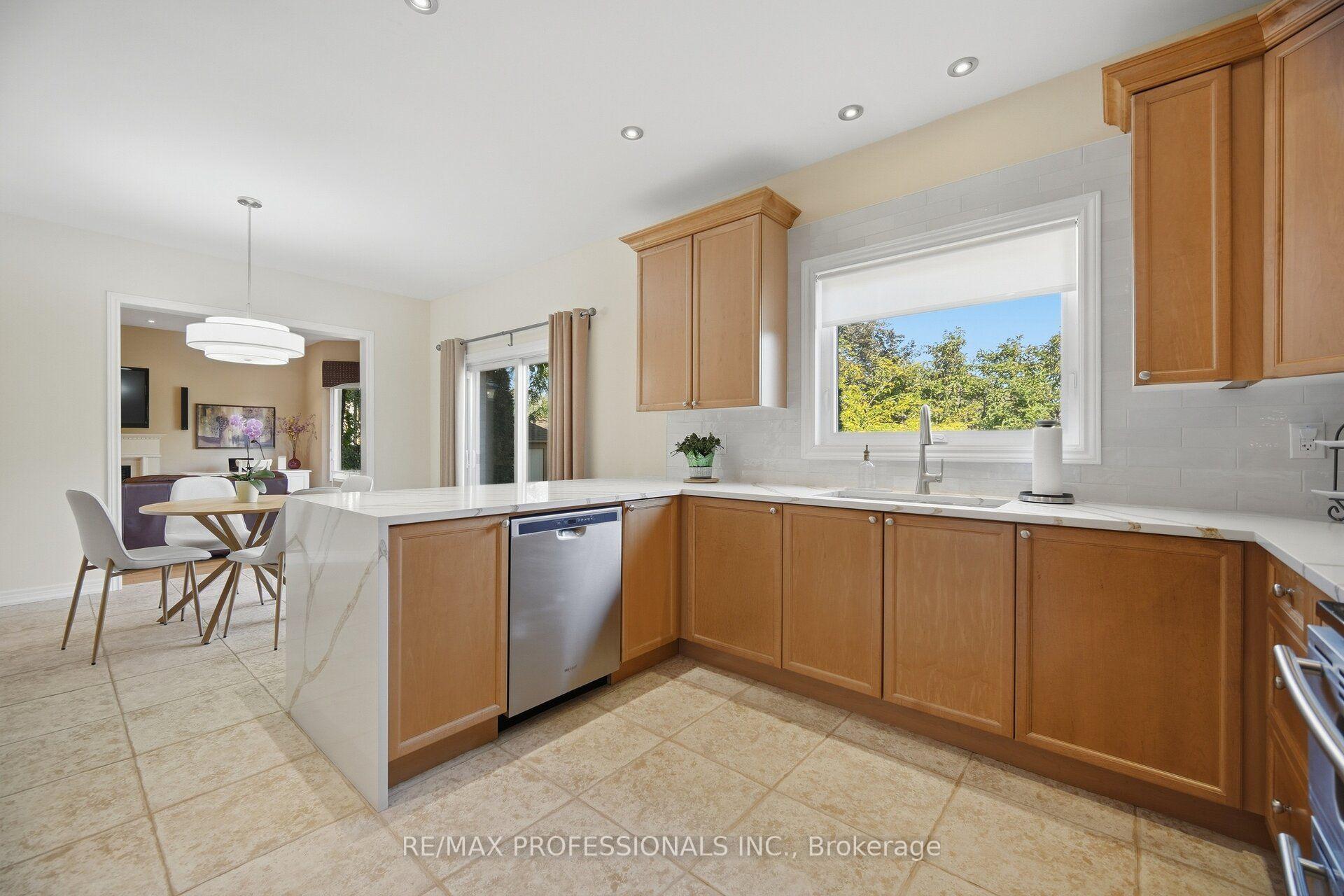Photo 17 of 13 Dokkum Crescent, Brampton, Snelgrove — HOMEH