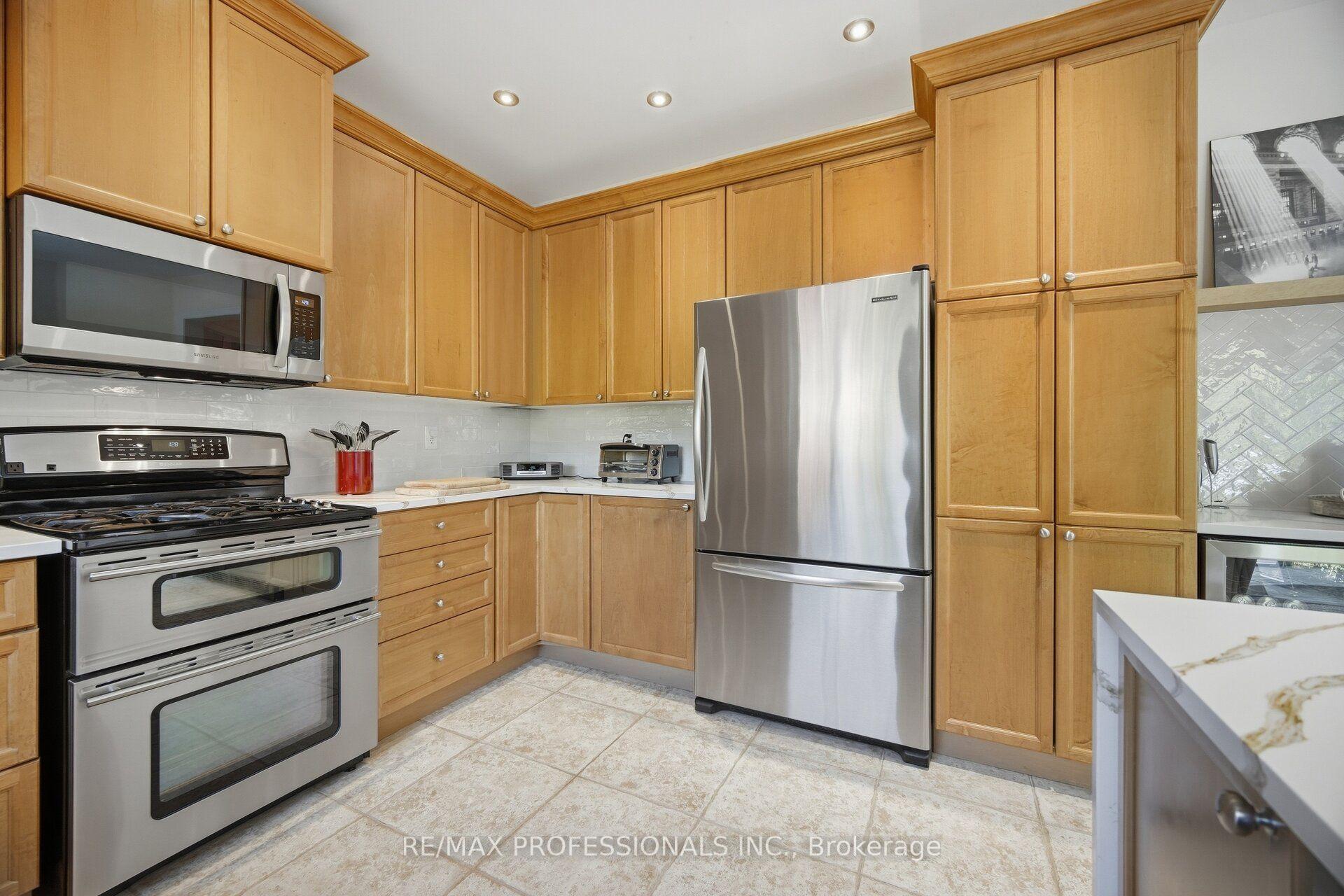 Photo 18 of 13 Dokkum Crescent, Brampton, Snelgrove — HOMEH