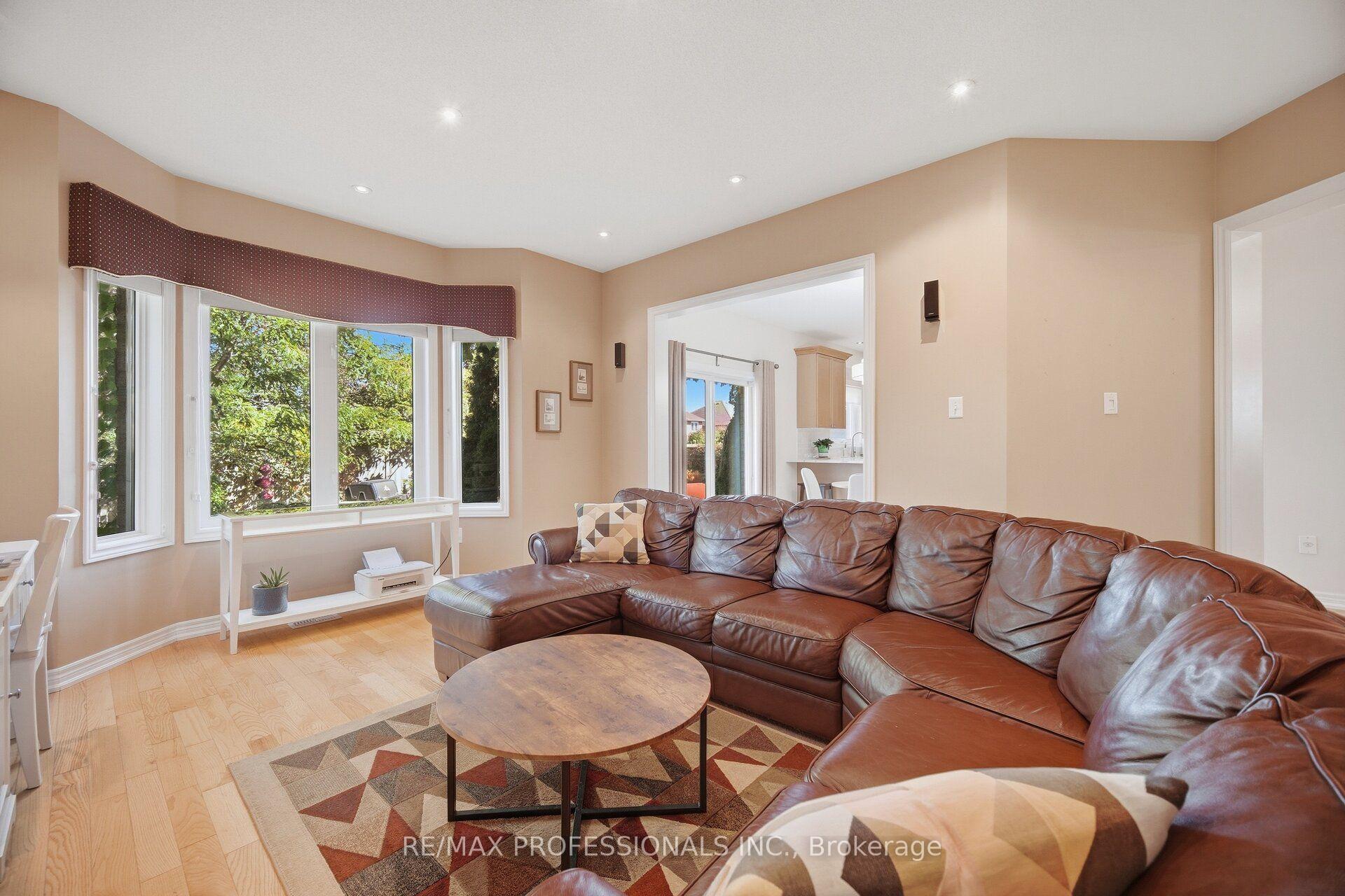 Photo 25 of 13 Dokkum Crescent, Brampton, Snelgrove — HOMEH