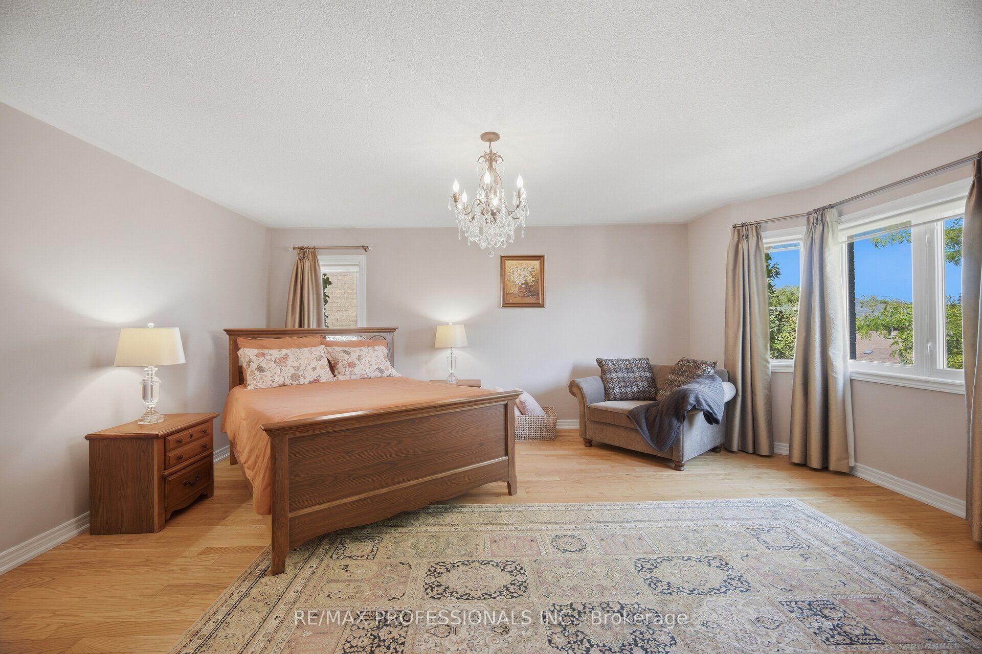 Photo 32 of 13 Dokkum Crescent, Brampton, Snelgrove — HOMEH