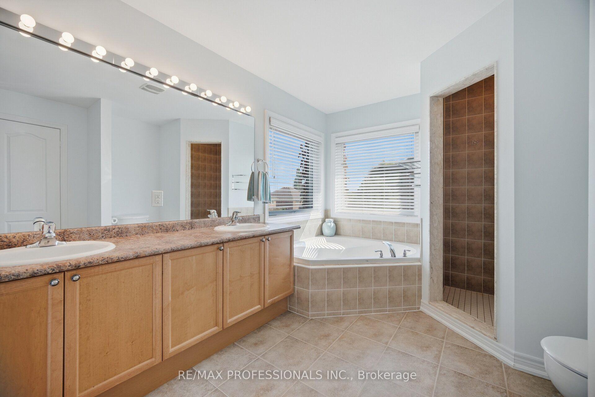 Photo 34 of 13 Dokkum Crescent, Brampton, Snelgrove — HOMEH