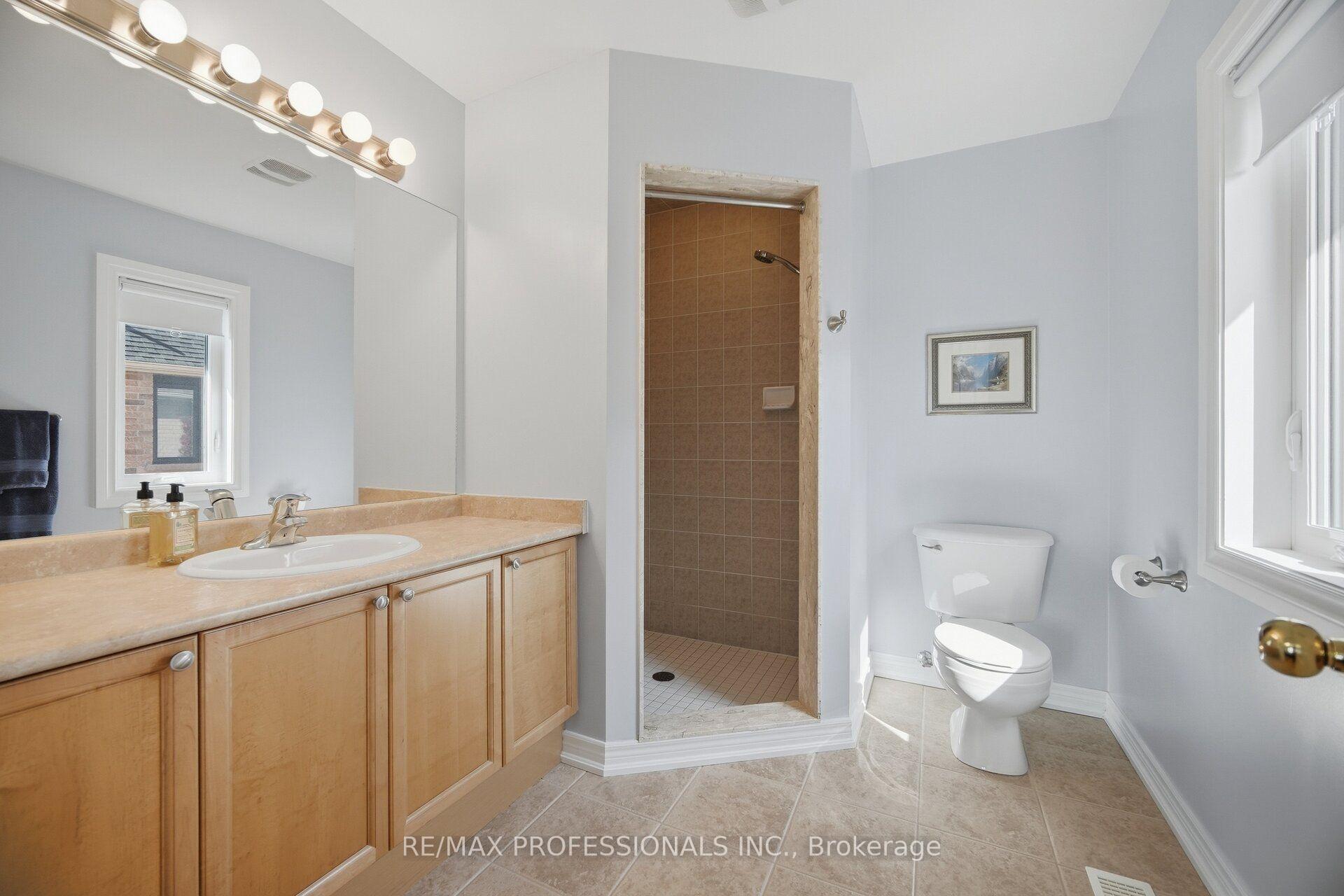 Photo 38 of 13 Dokkum Crescent, Brampton, Snelgrove — HOMEH