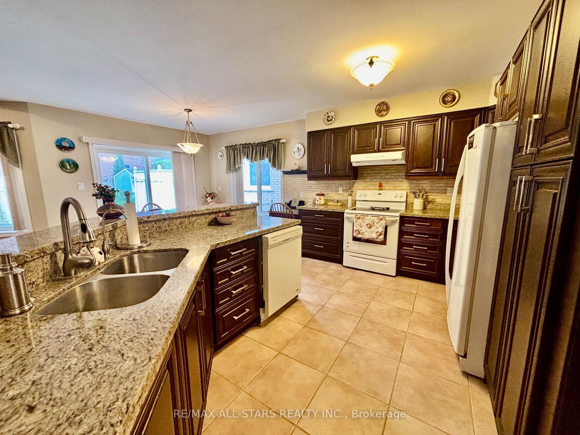 Photo 2 of 87 Lori Avenue, Whitchurch-Stouffville, Stouffville — HOMEH