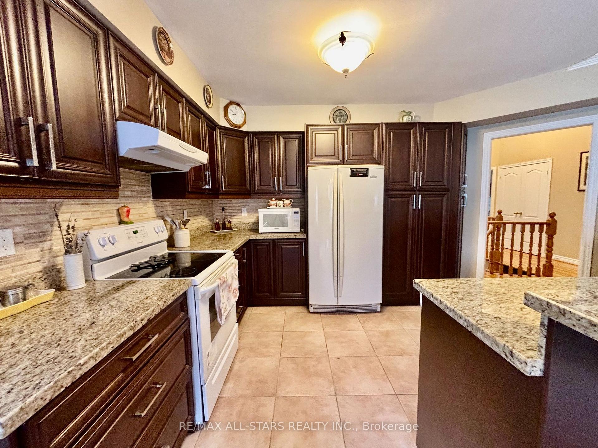 Photo 3 of 87 Lori Avenue, Whitchurch-Stouffville, Stouffville — HOMEH