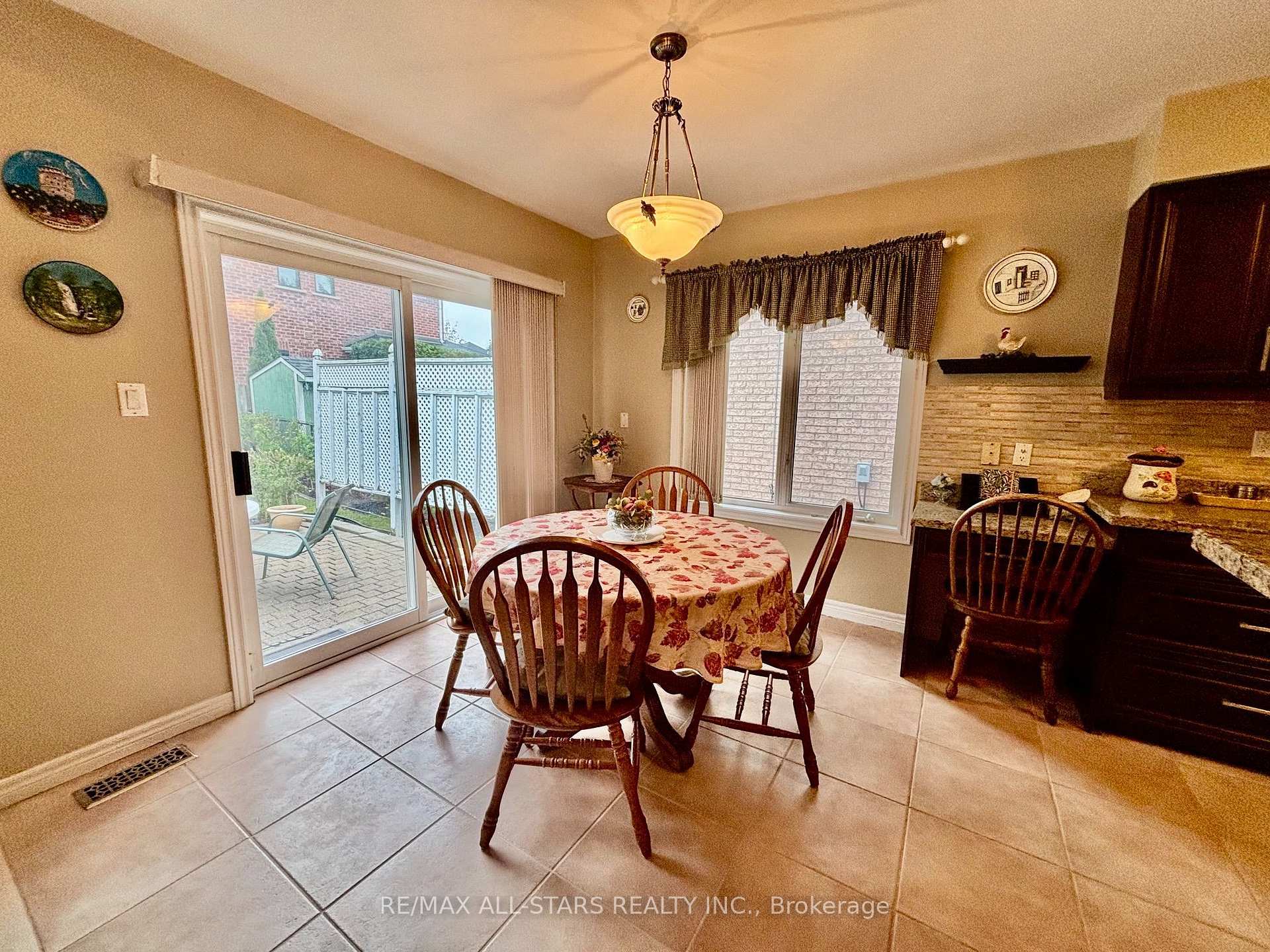 Photo 4 of 87 Lori Avenue, Whitchurch-Stouffville, Stouffville — HOMEH