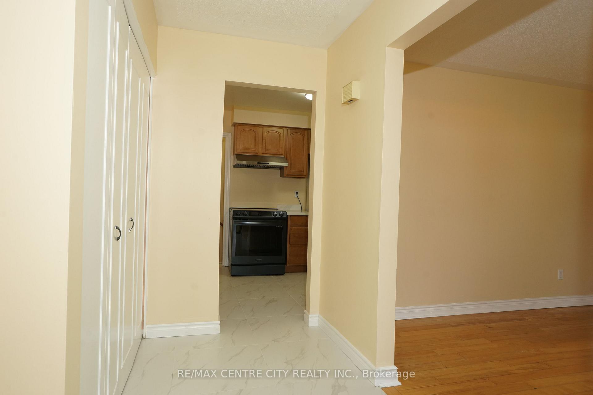 Photo 3 of 136 Concord Crescent, London, North I — HOMEH