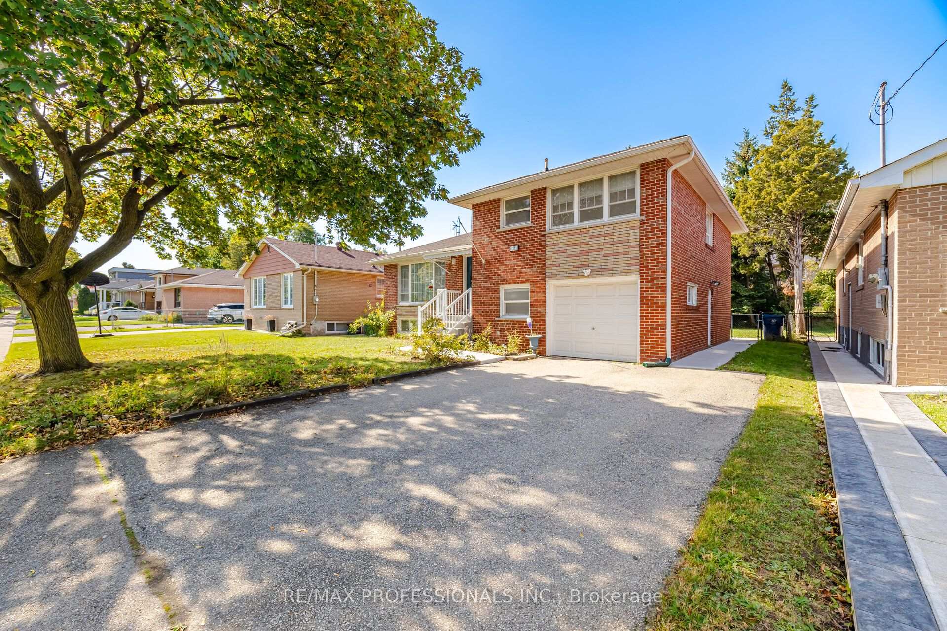 Photo 3 of 75 Sabrina Drive, Etobicoke, Willowridge-Martingrove-Richview — HOMEH