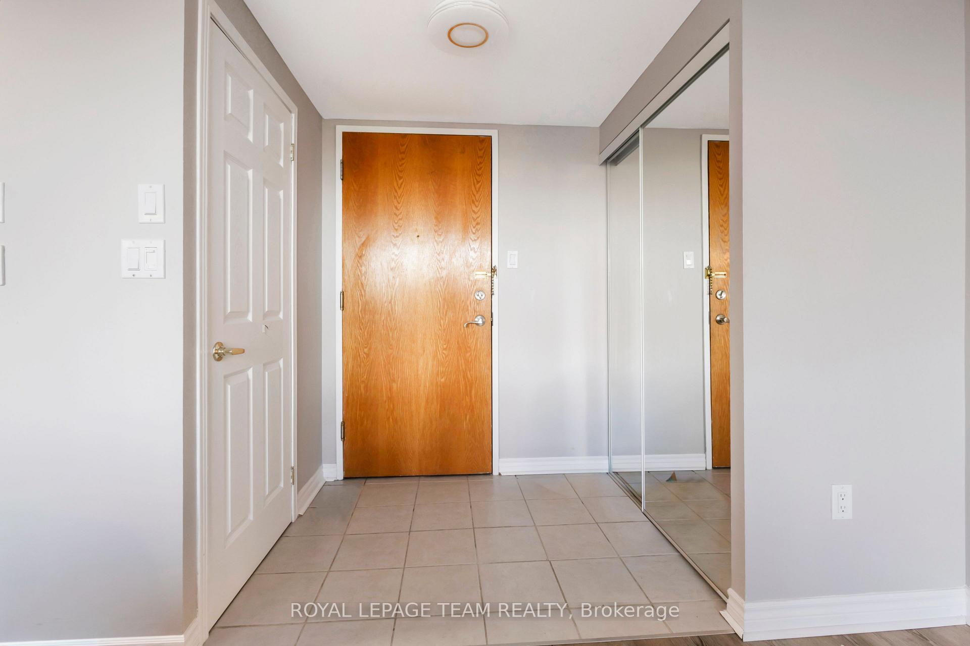 Photo 3 of Unit 909, 2759 Carousel Crescent, Ottawa, Emerald Woods/Sawmill Creek — HOMEH