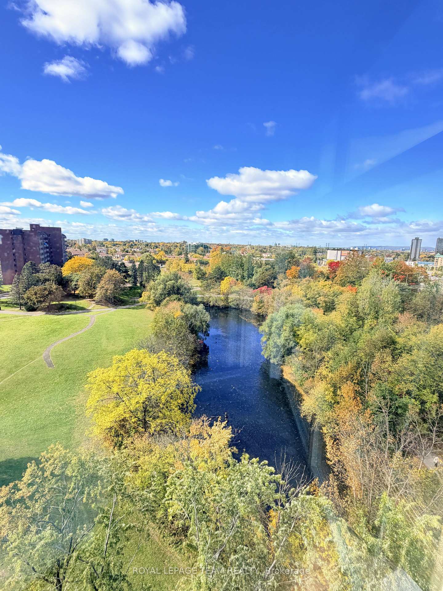 Photo 6 of Unit 909, 2759 Carousel Crescent, Ottawa, Emerald Woods/Sawmill Creek — HOMEH