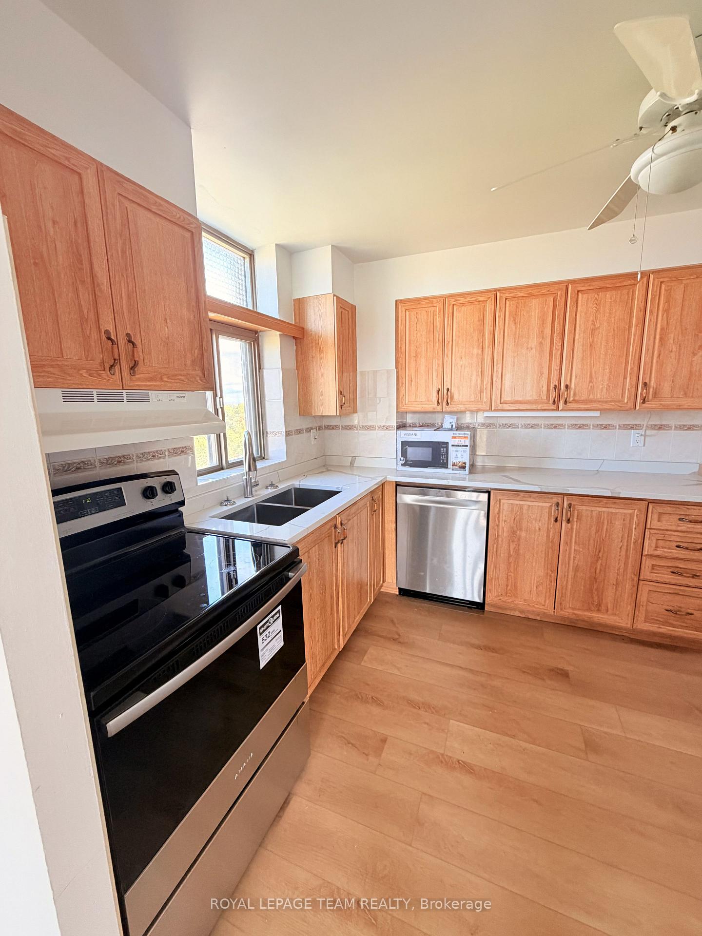 Photo 7 of Unit 909, 2759 Carousel Crescent, Ottawa, Emerald Woods/Sawmill Creek — HOMEH