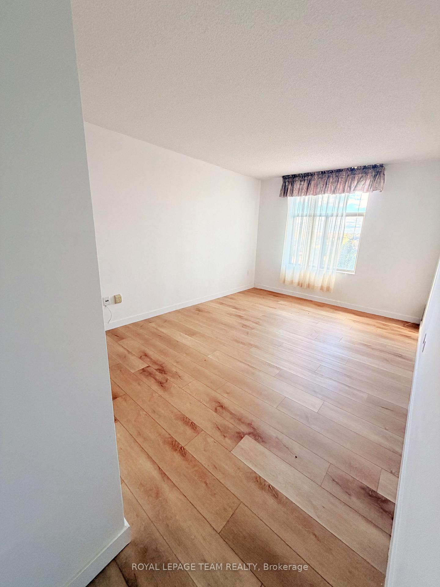 Photo 11 of Unit 909, 2759 Carousel Crescent, Ottawa, Emerald Woods/Sawmill Creek — HOMEH