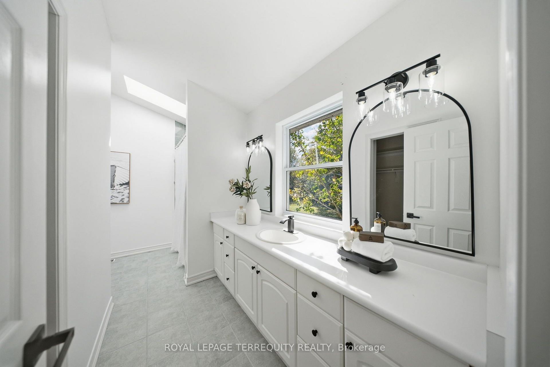 Photo 24 of 29 Ontoro Boulevard, Ajax, South East — HOMEH