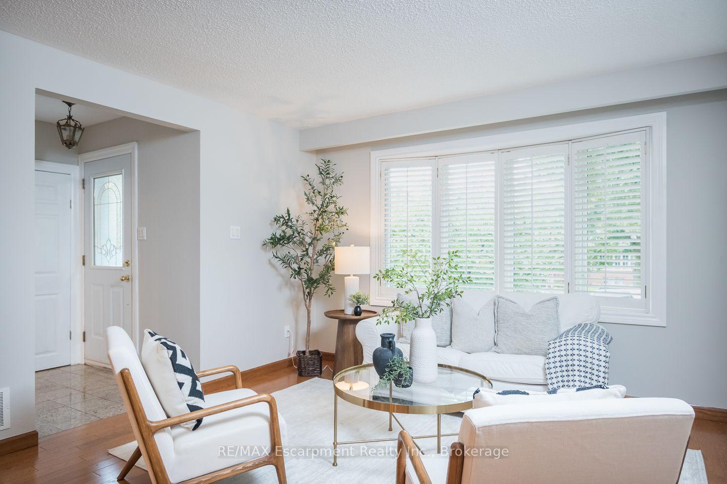 Photo 2 of 1237 Redbank Crescent, Oakville, College Park — HOMEH