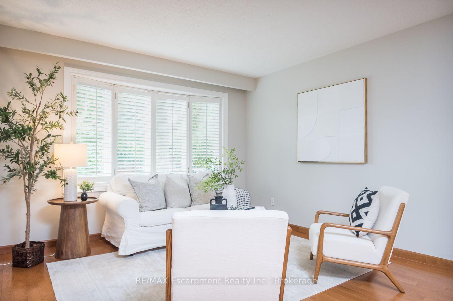 Photo 3 of 1237 Redbank Crescent, Oakville, College Park — HOMEH