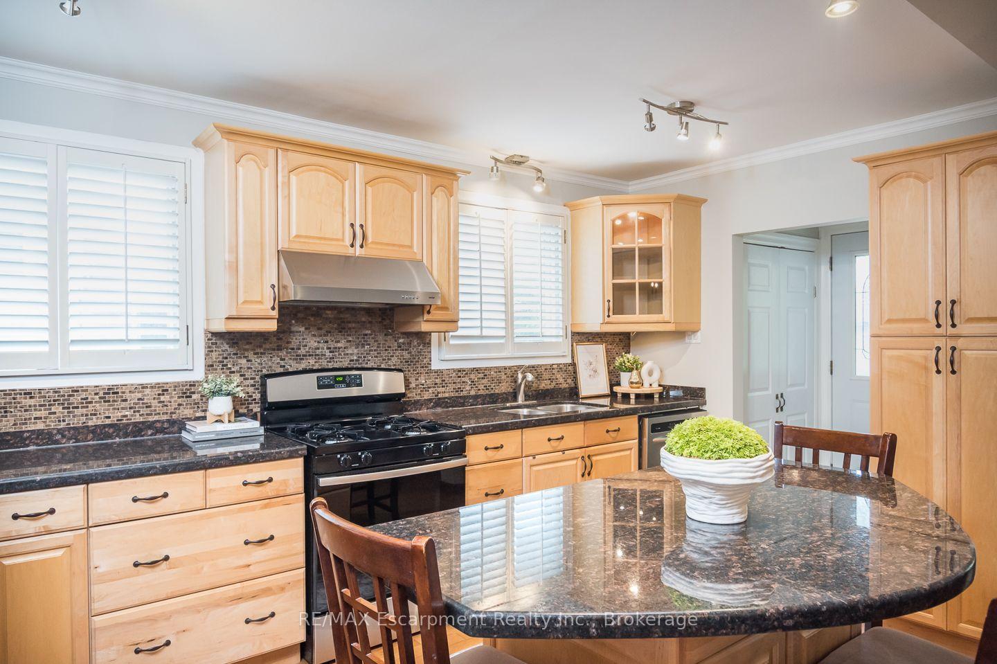 Photo 9 of 1237 Redbank Crescent, Oakville, College Park — HOMEH