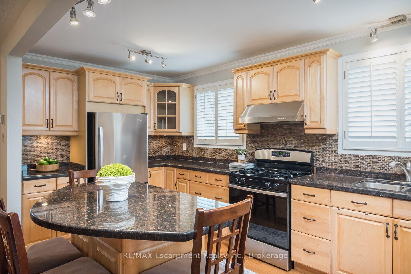 Photo 10 of 1237 Redbank Crescent, Oakville, College Park — HOMEH