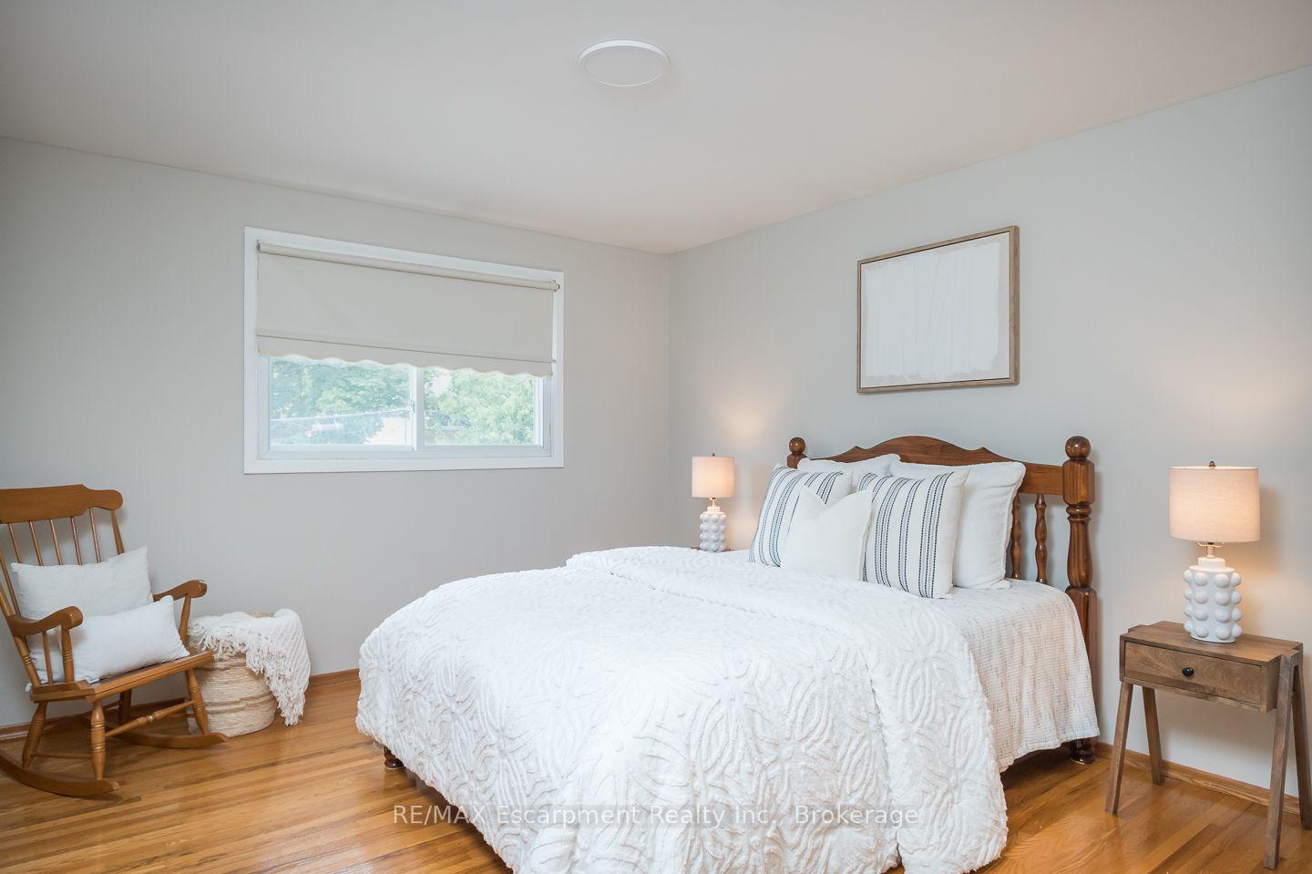 Photo 11 of 1237 Redbank Crescent, Oakville, College Park — HOMEH
