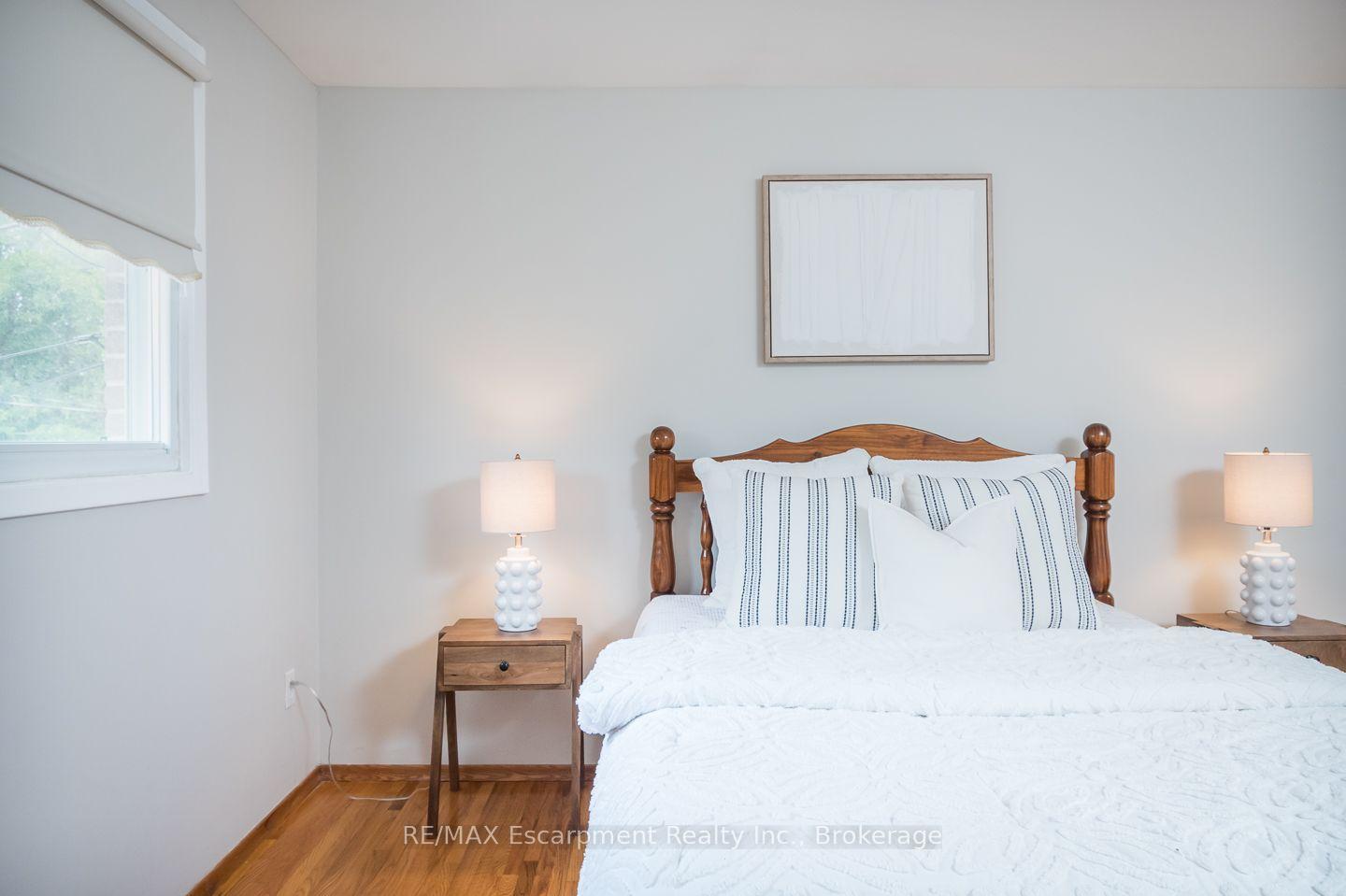 Photo 12 of 1237 Redbank Crescent, Oakville, College Park — HOMEH