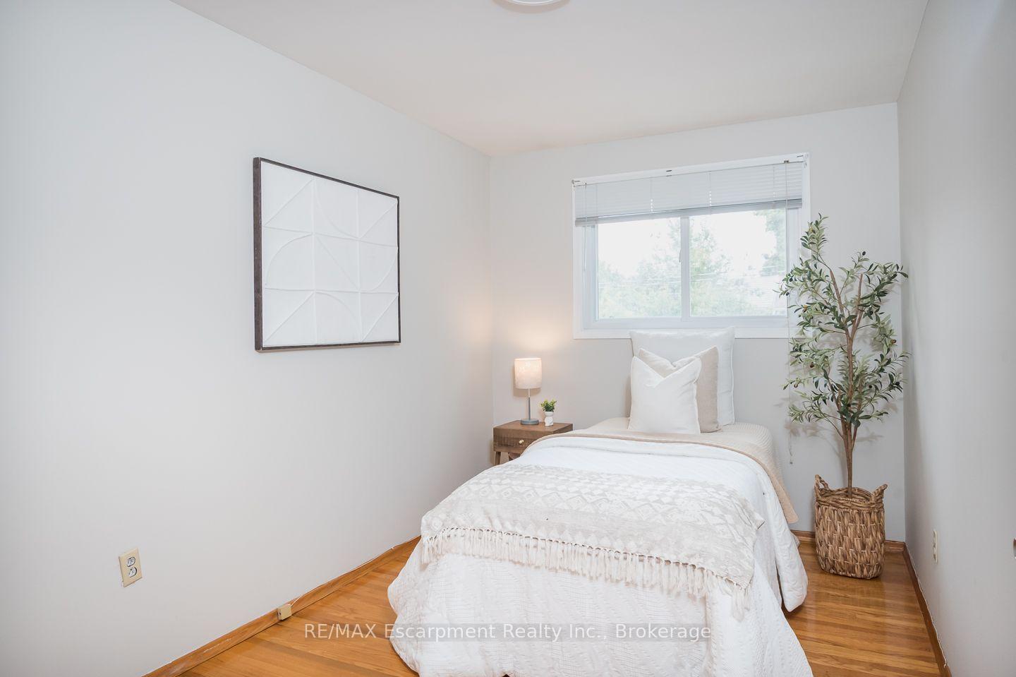 Photo 13 of 1237 Redbank Crescent, Oakville, College Park — HOMEH