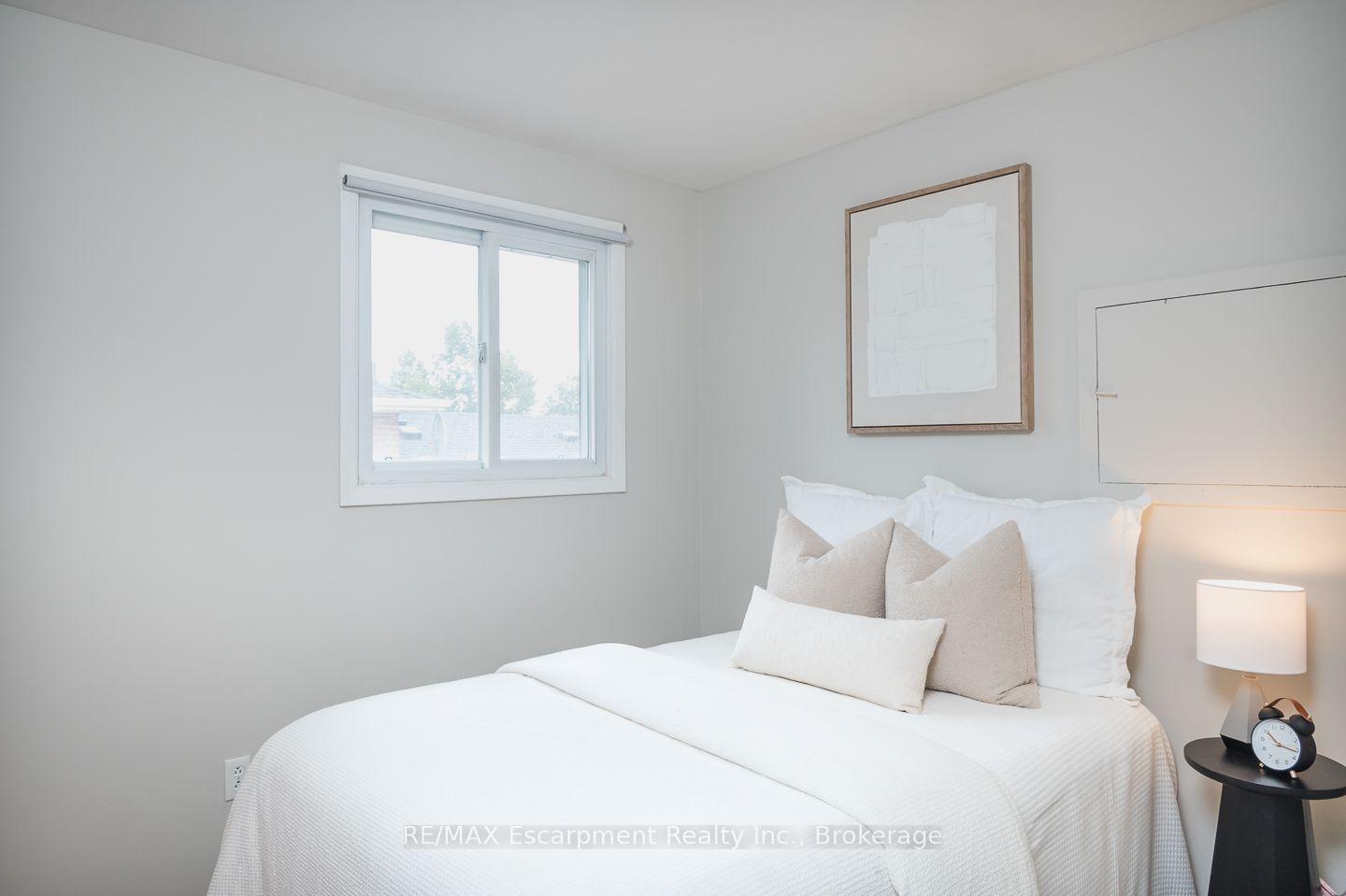 Photo 14 of 1237 Redbank Crescent, Oakville, College Park — HOMEH