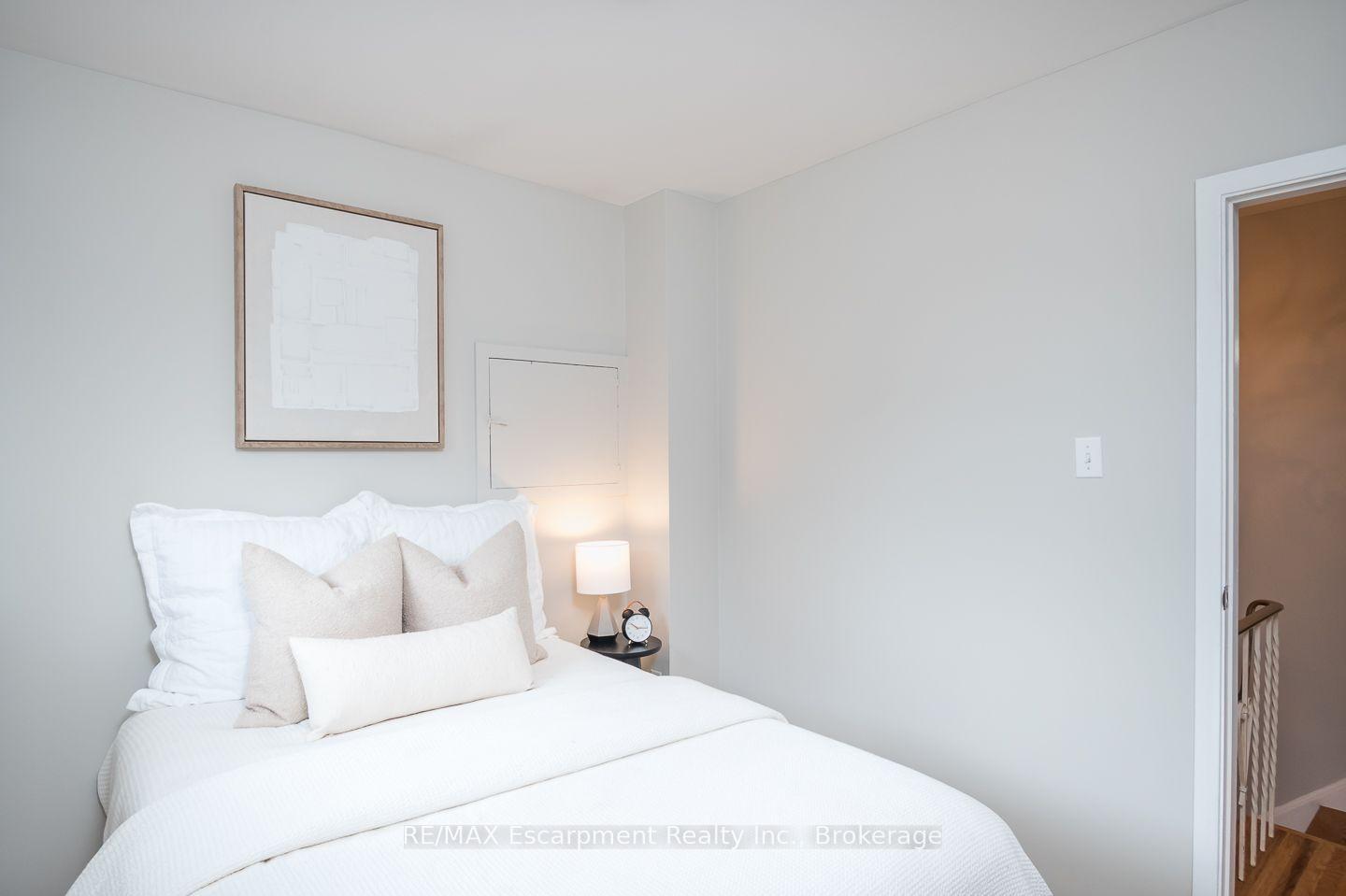 Photo 15 of 1237 Redbank Crescent, Oakville, College Park — HOMEH