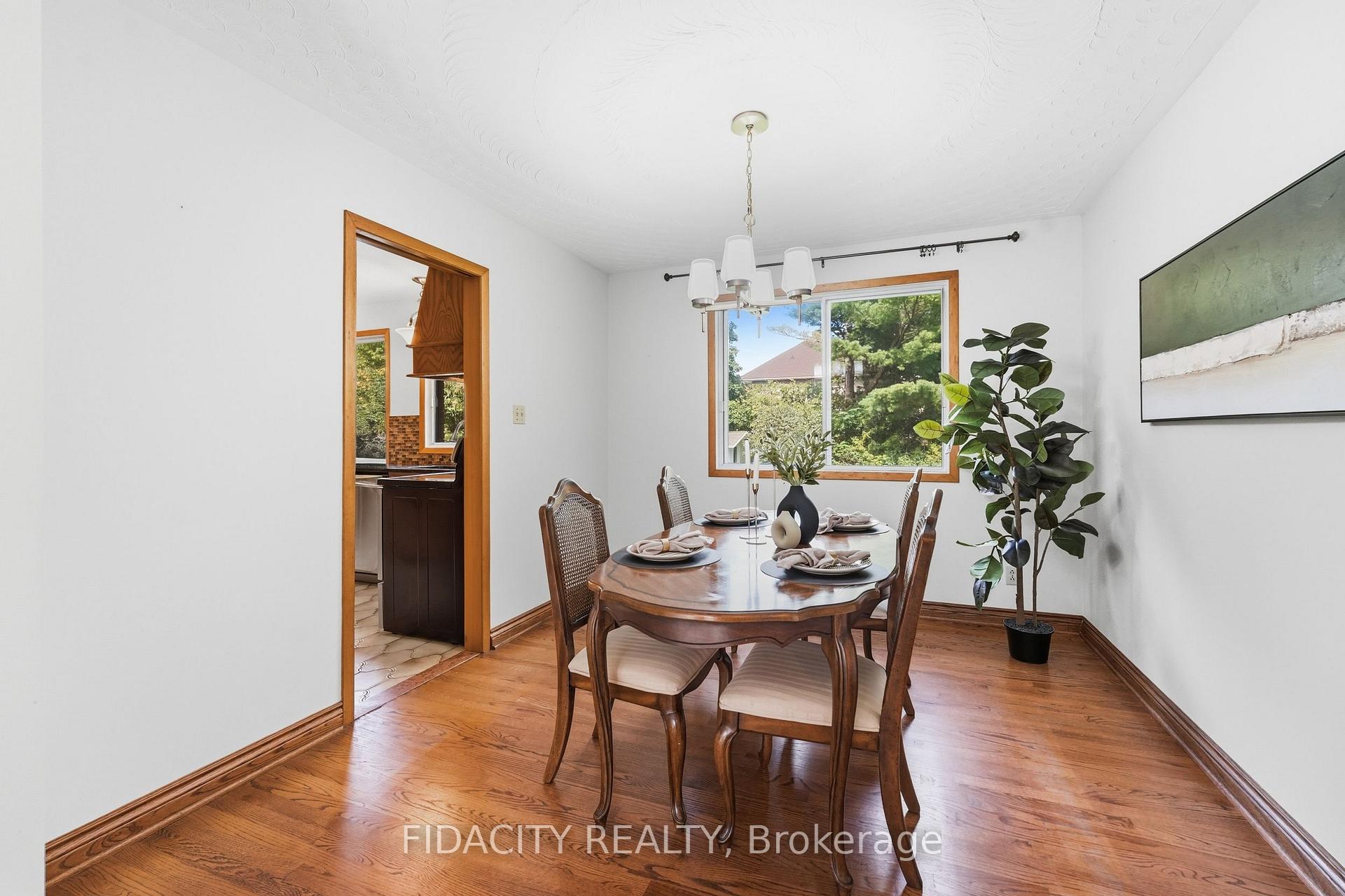 Photo 11 of 45 Cortleigh Drive, Ottawa, Barrhaven - Hearts Desire — HOMEH