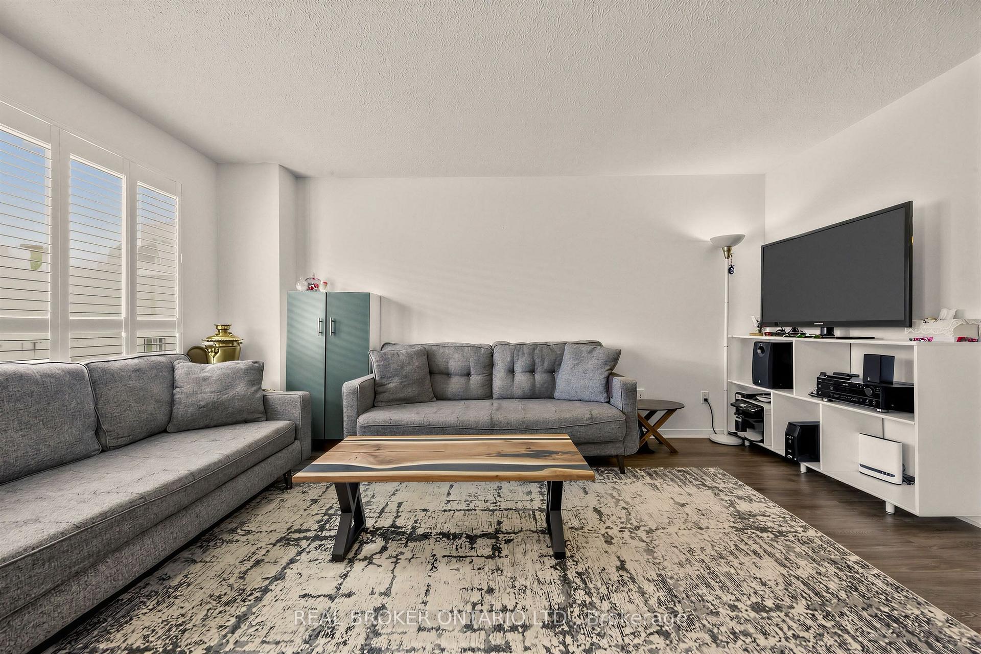 Photo 5 of 26 White Boulevard, Vaughan, Brownridge — HOMEH