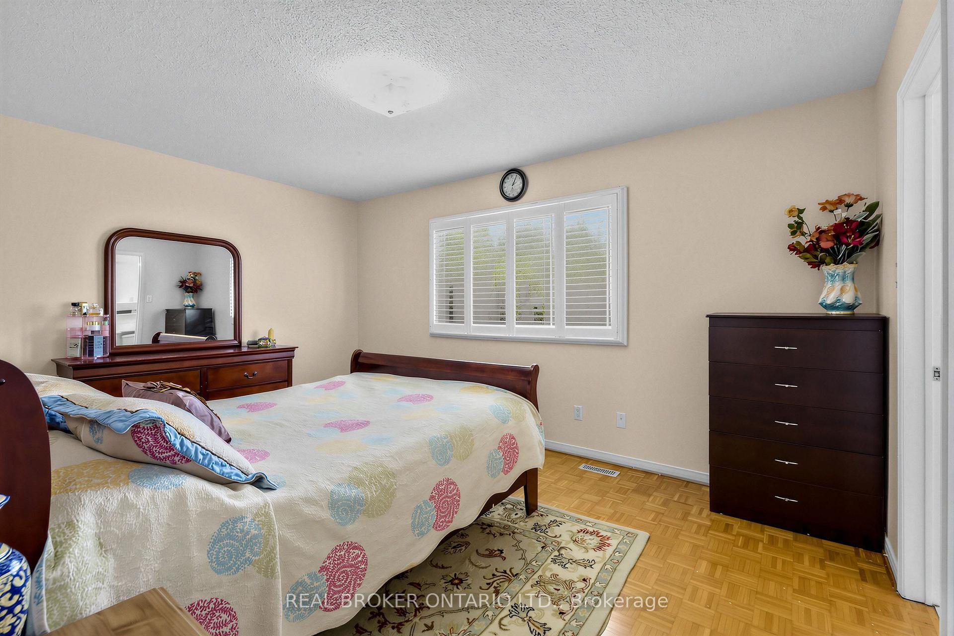 Photo 10 of 26 White Boulevard, Vaughan, Brownridge — HOMEH