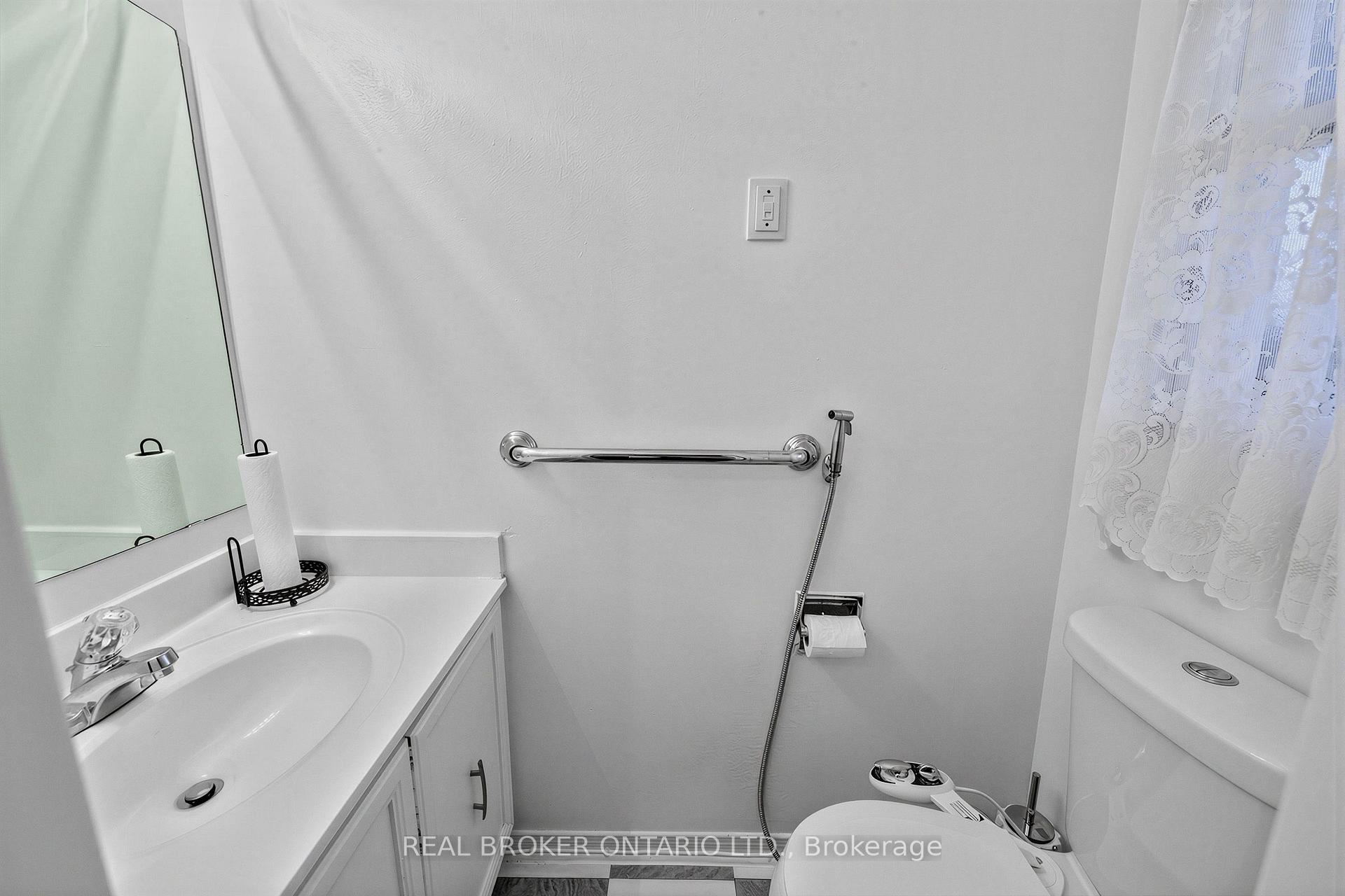 Photo 13 of 26 White Boulevard, Vaughan, Brownridge — HOMEH