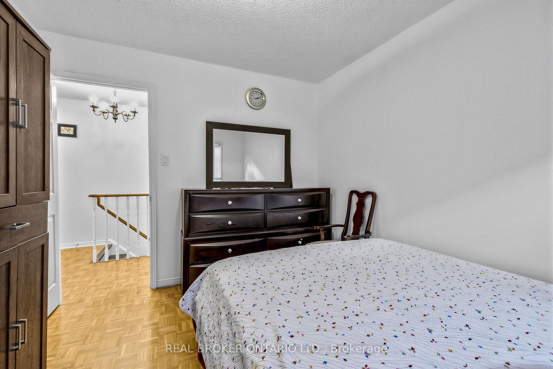 Photo 16 of 26 White Boulevard, Vaughan, Brownridge — HOMEH