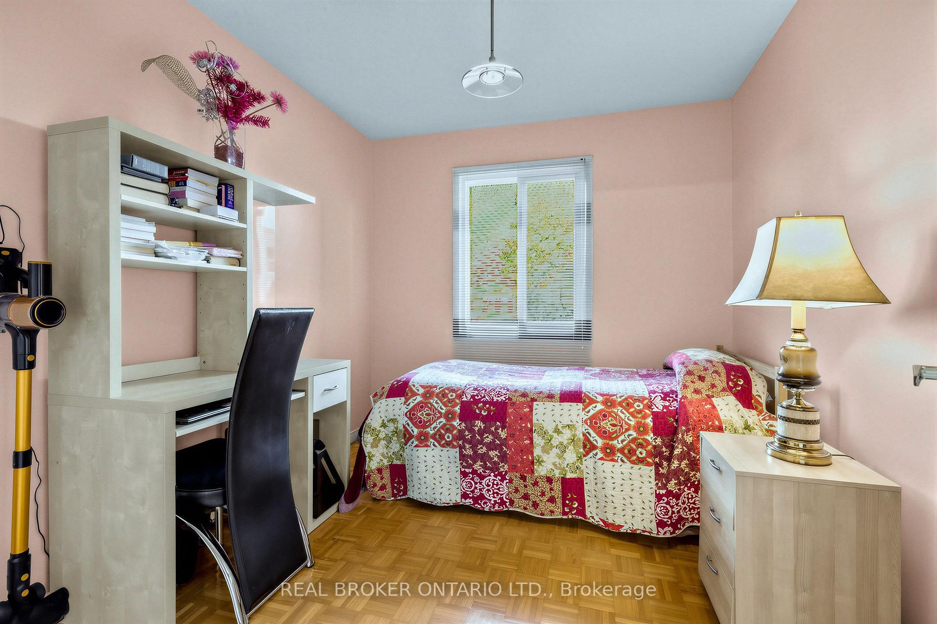 Photo 17 of 26 White Boulevard, Vaughan, Brownridge — HOMEH