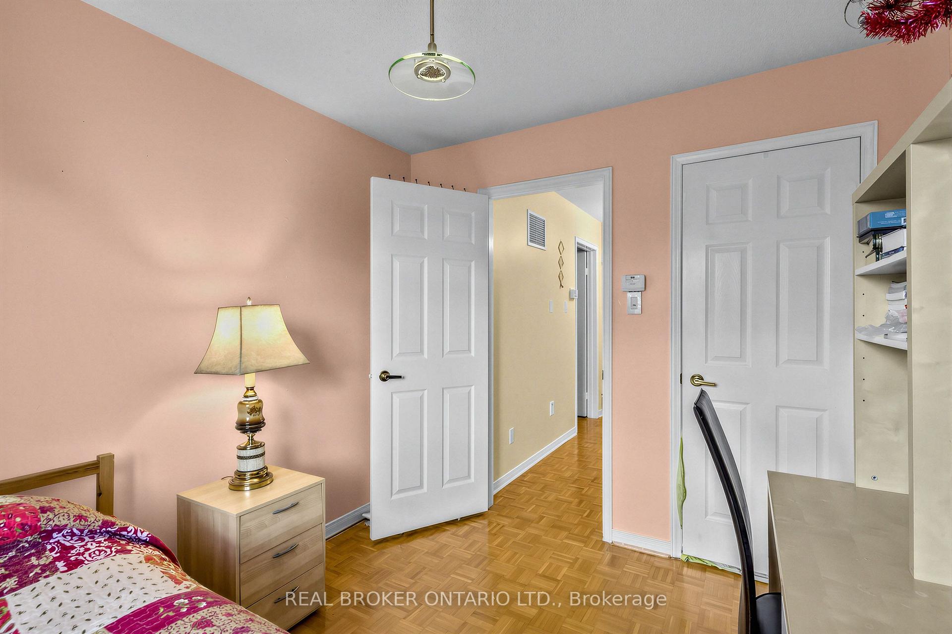 Photo 18 of 26 White Boulevard, Vaughan, Brownridge — HOMEH