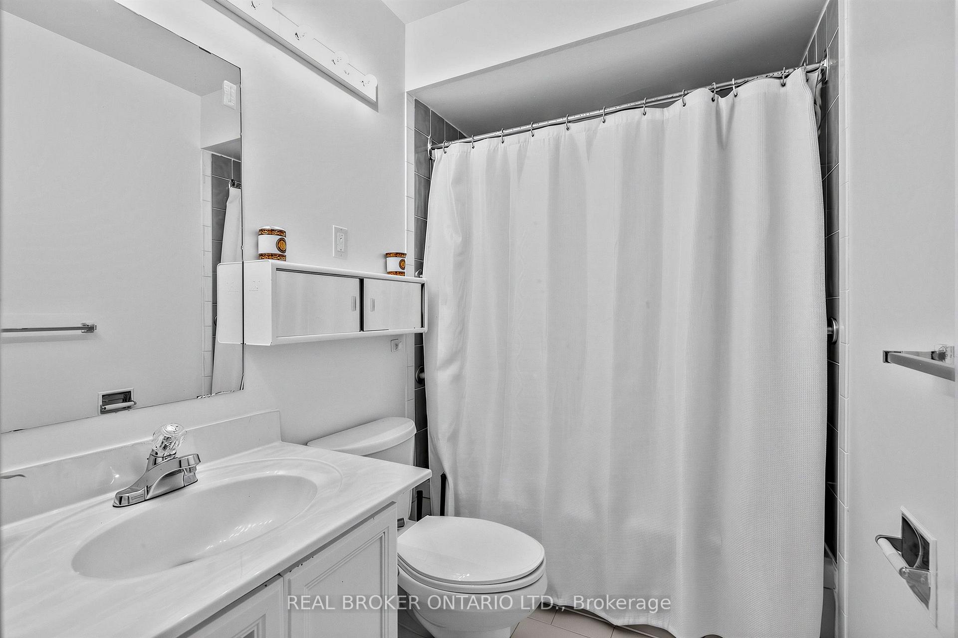 Photo 19 of 26 White Boulevard, Vaughan, Brownridge — HOMEH