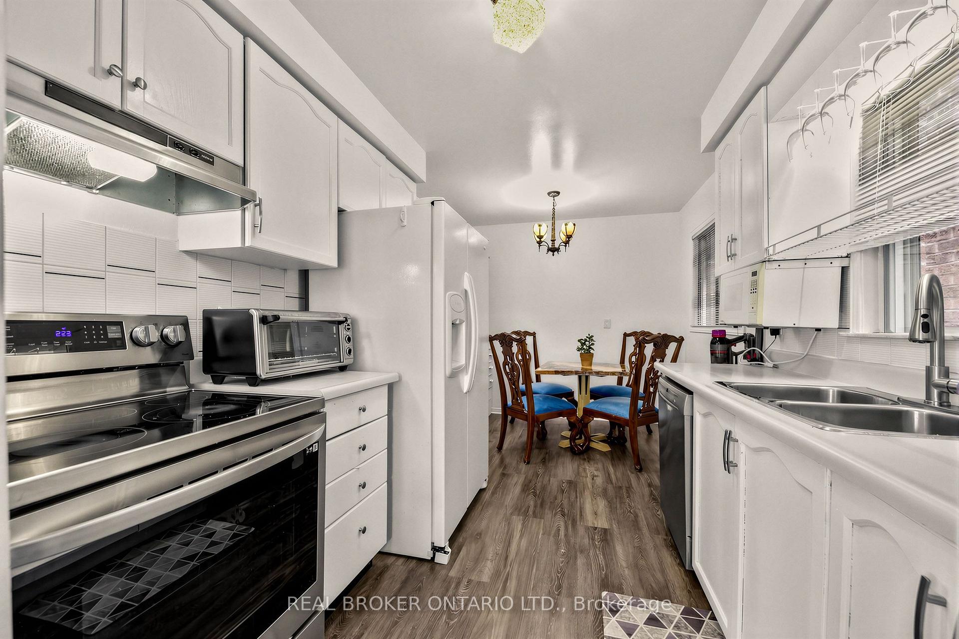 Photo 21 of 26 White Boulevard, Vaughan, Brownridge — HOMEH