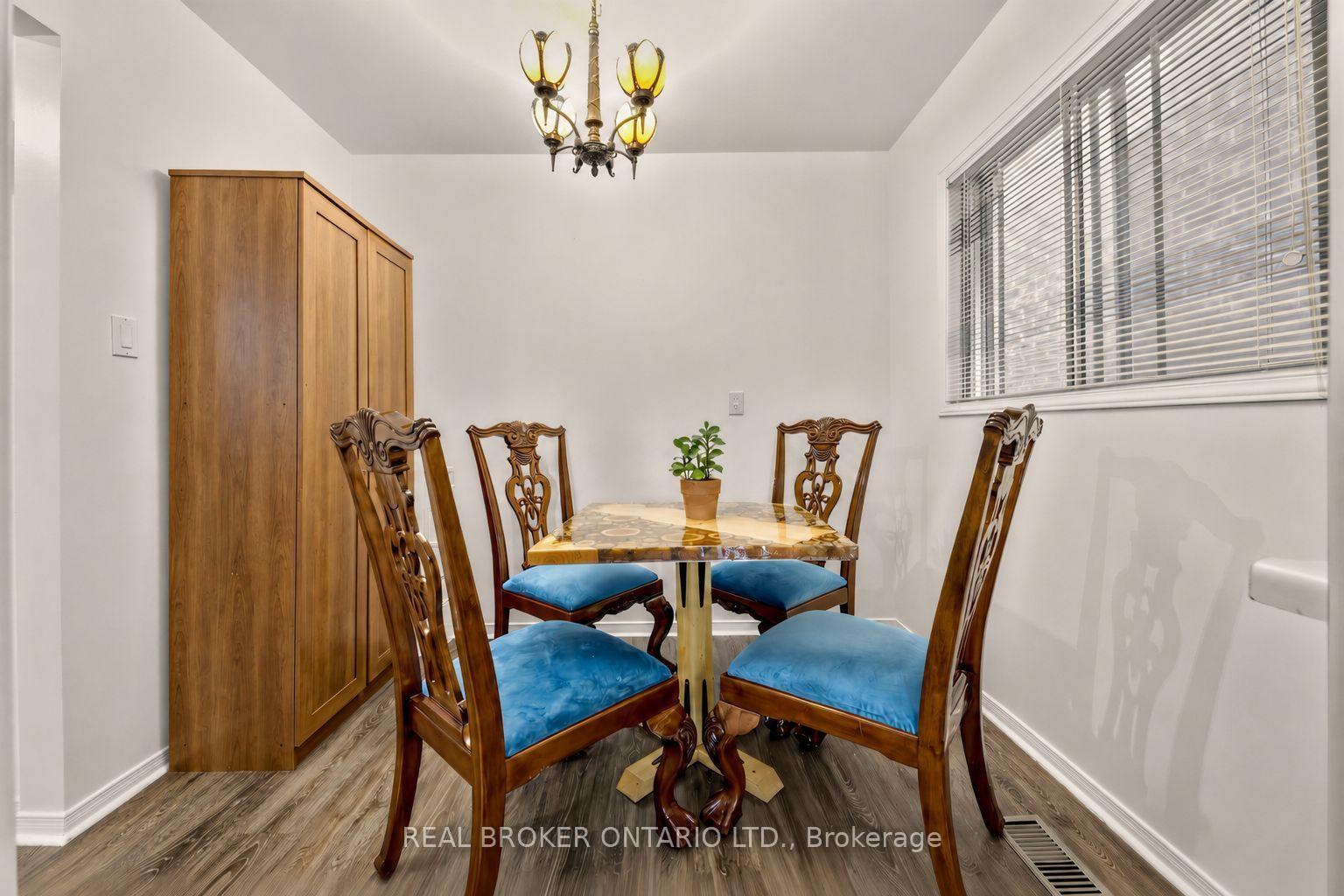 Photo 22 of 26 White Boulevard, Vaughan, Brownridge — HOMEH