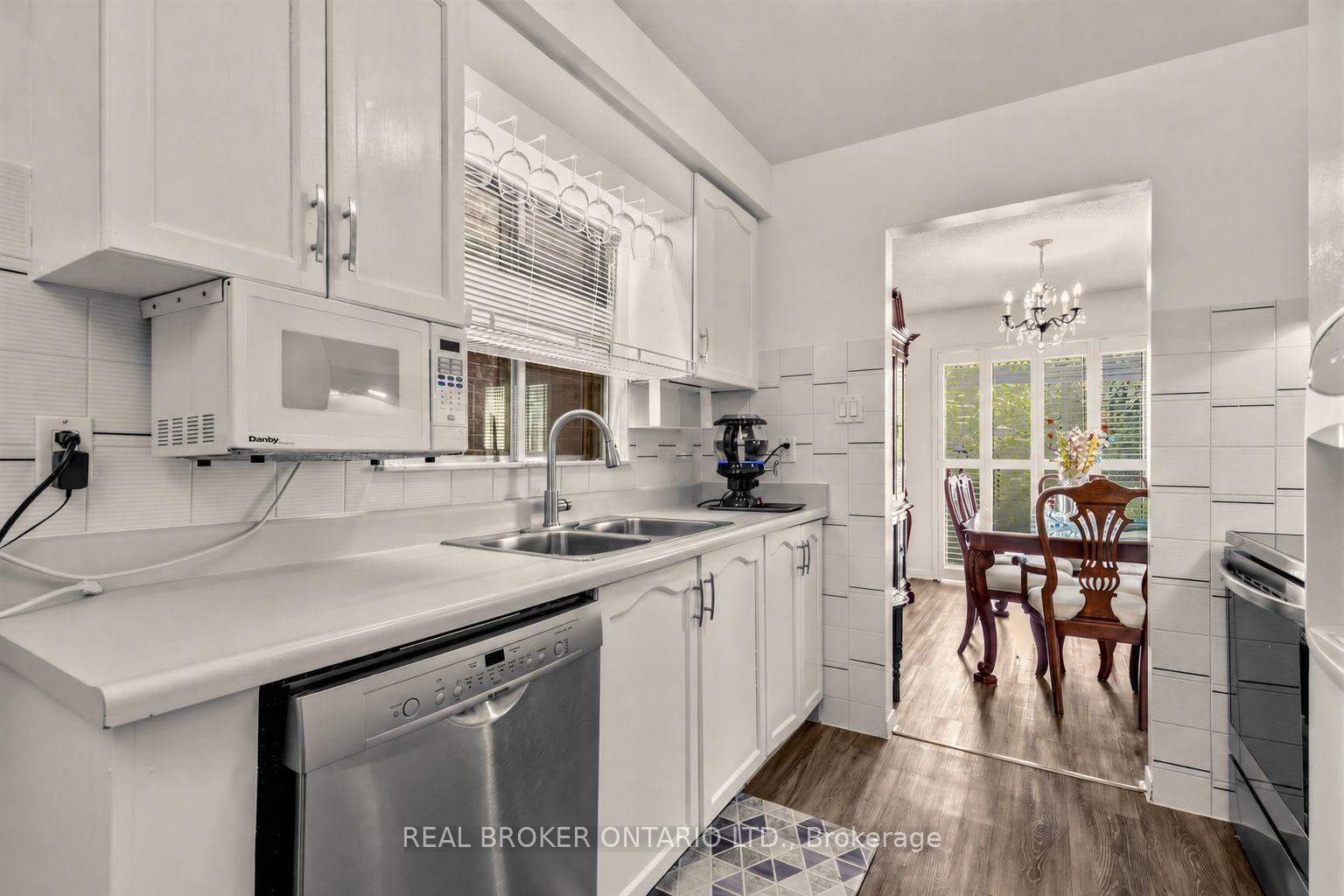 Photo 23 of 26 White Boulevard, Vaughan, Brownridge — HOMEH