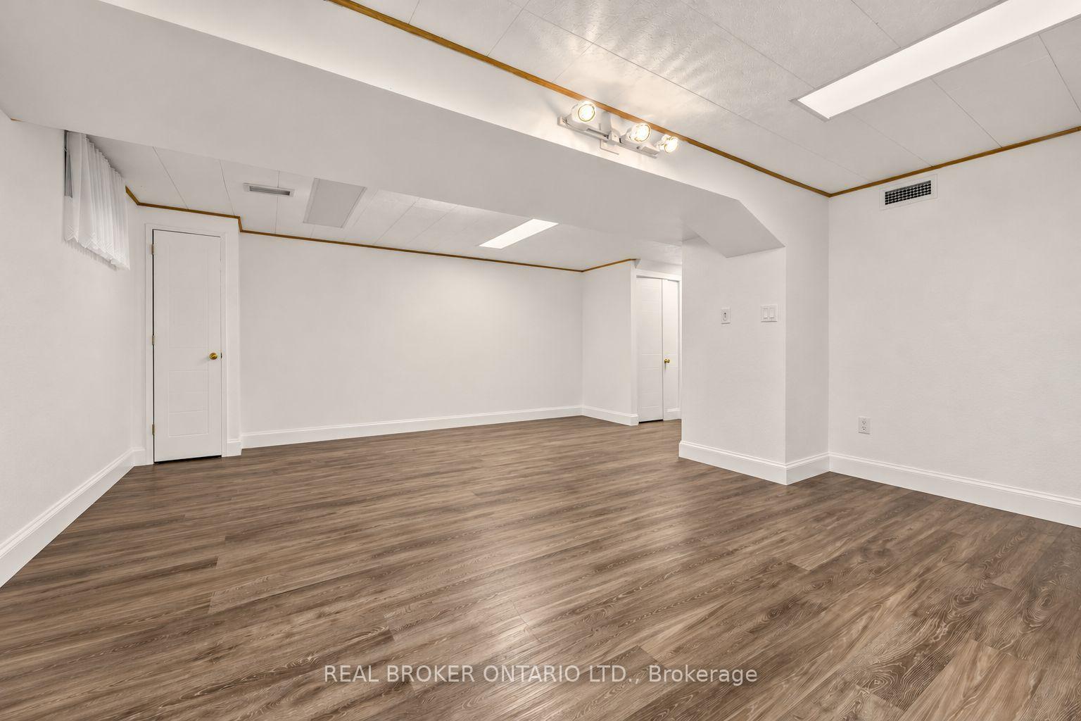 Photo 28 of 26 White Boulevard, Vaughan, Brownridge — HOMEH