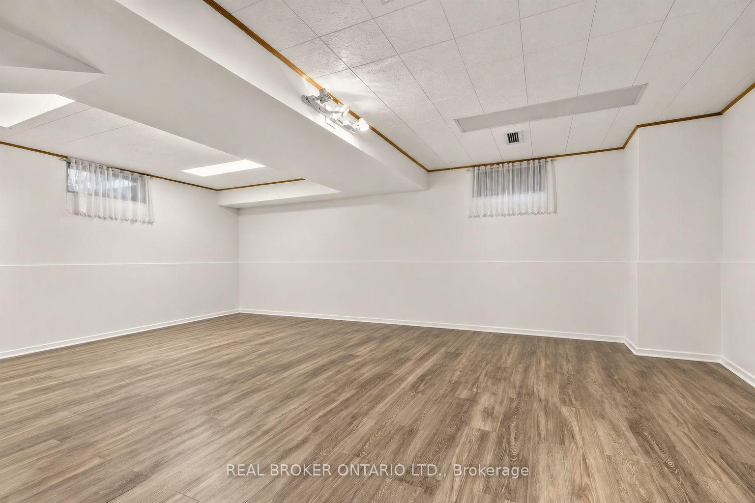 Photo 29 of 26 White Boulevard, Vaughan, Brownridge — HOMEH