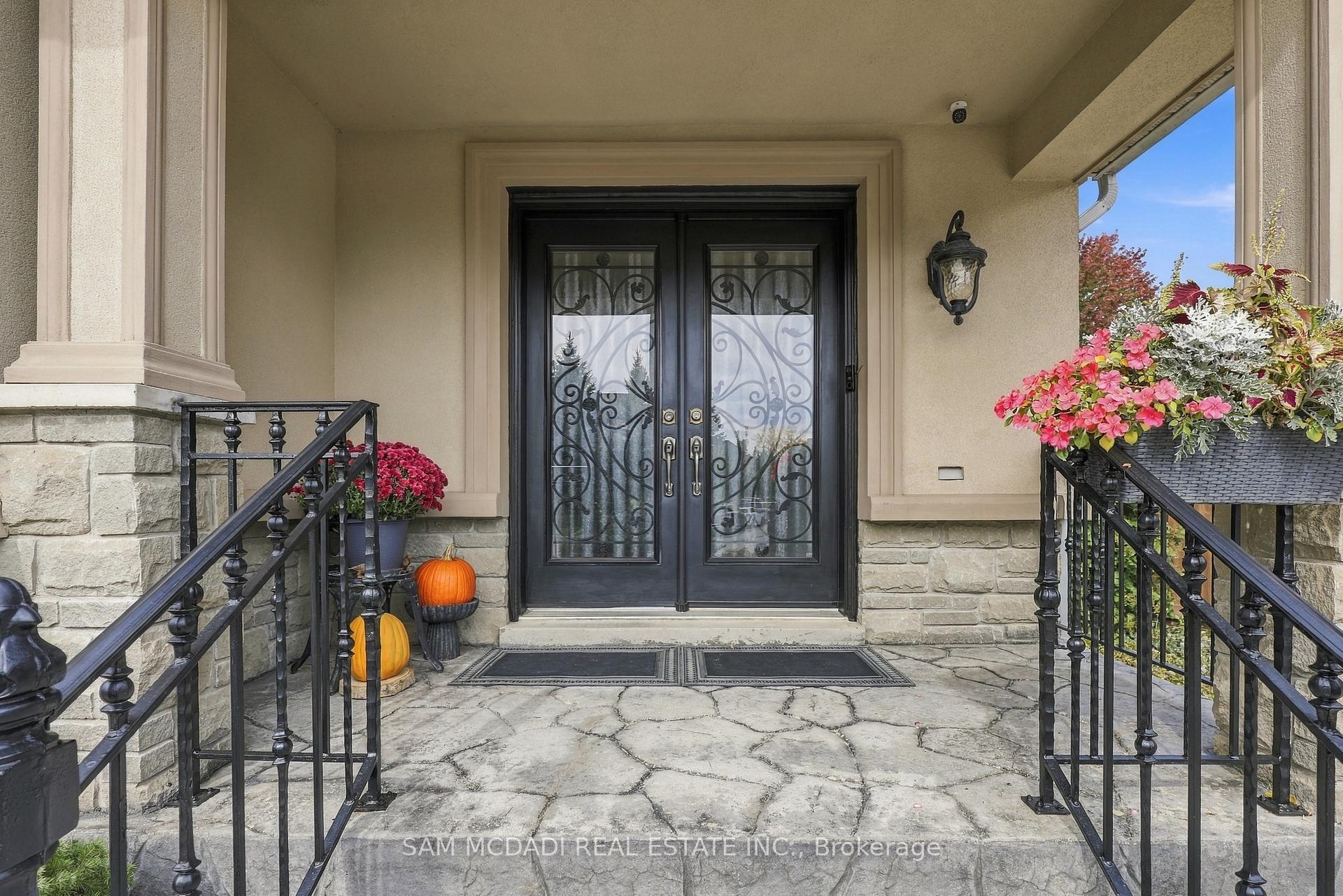 Photo 2 of 35 Tiana Court, Vaughan, Vellore Village — HOMEH