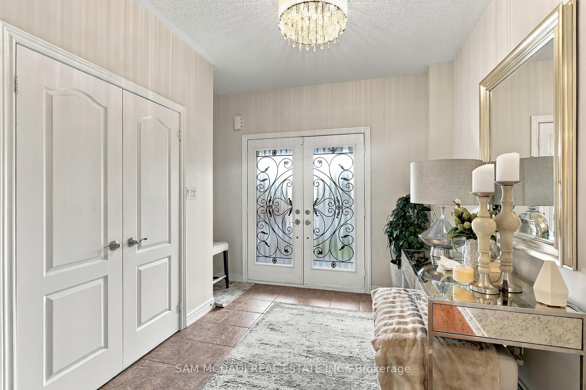 Photo 3 of 35 Tiana Court, Vaughan, Vellore Village — HOMEH