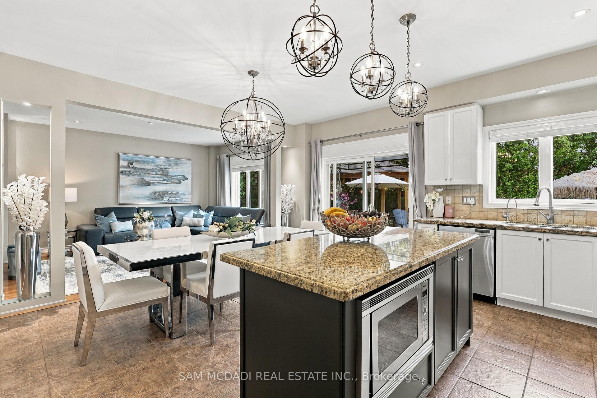 Photo 10 of 35 Tiana Court, Vaughan, Vellore Village — HOMEH