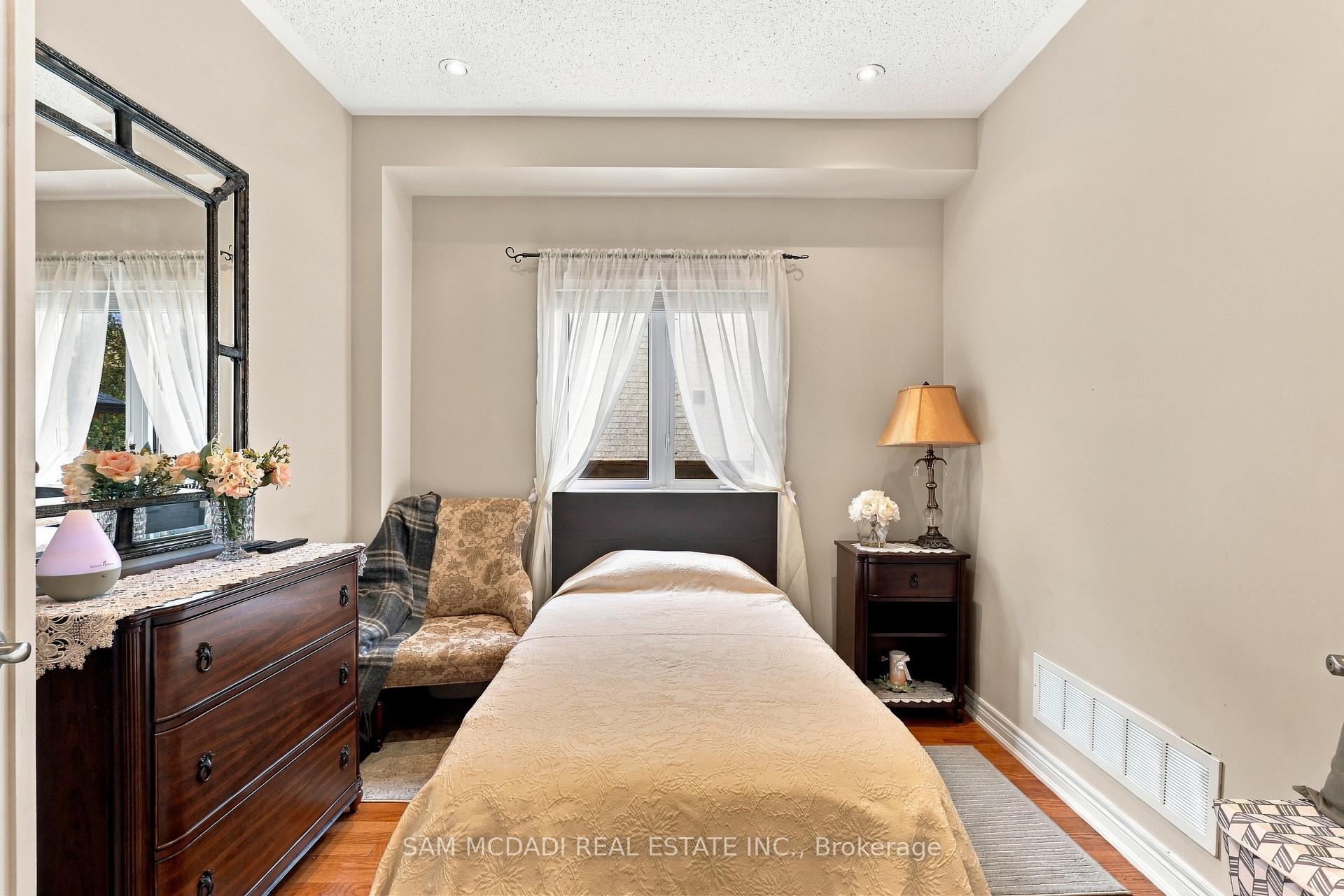 Photo 15 of 35 Tiana Court, Vaughan, Vellore Village — HOMEH