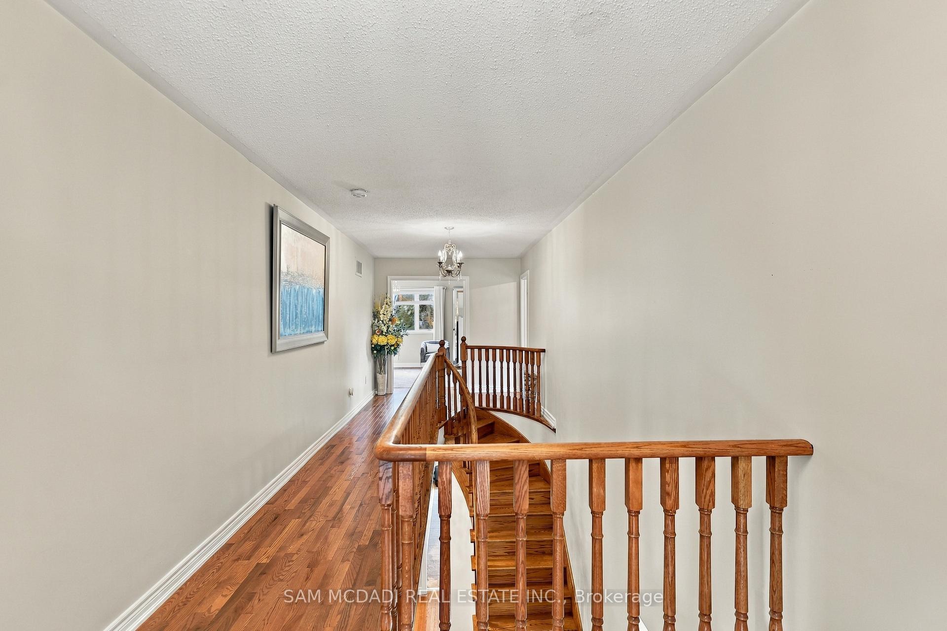 Photo 17 of 35 Tiana Court, Vaughan, Vellore Village — HOMEH