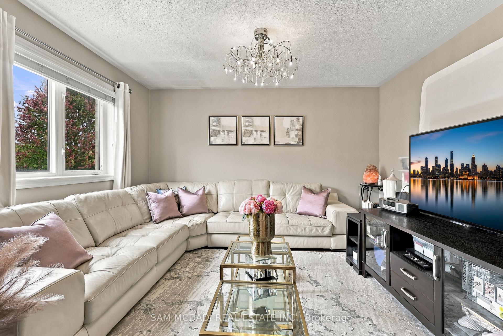 Photo 21 of 35 Tiana Court, Vaughan, Vellore Village — HOMEH