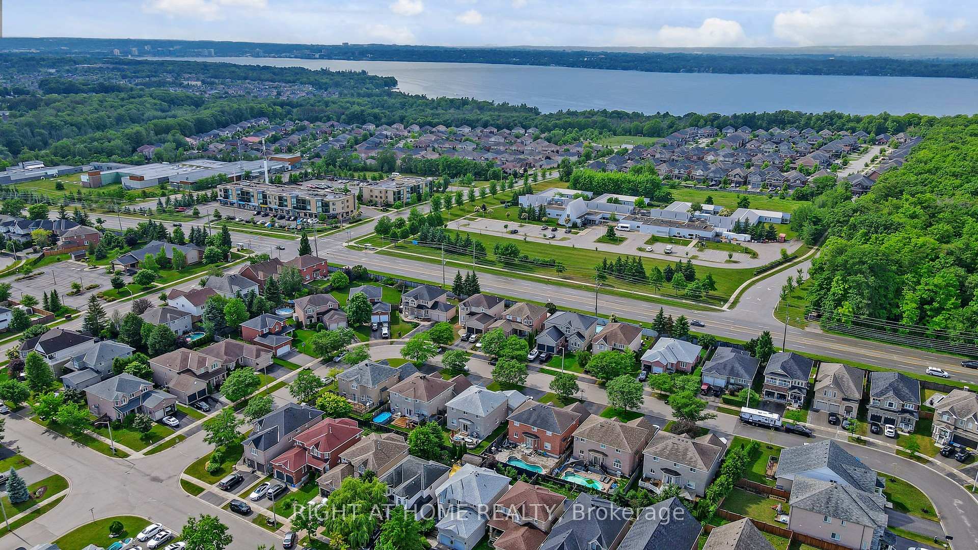 Photo 13 of 38 Prince George Crescent, Barrie, Innis-Shore — HOMEH