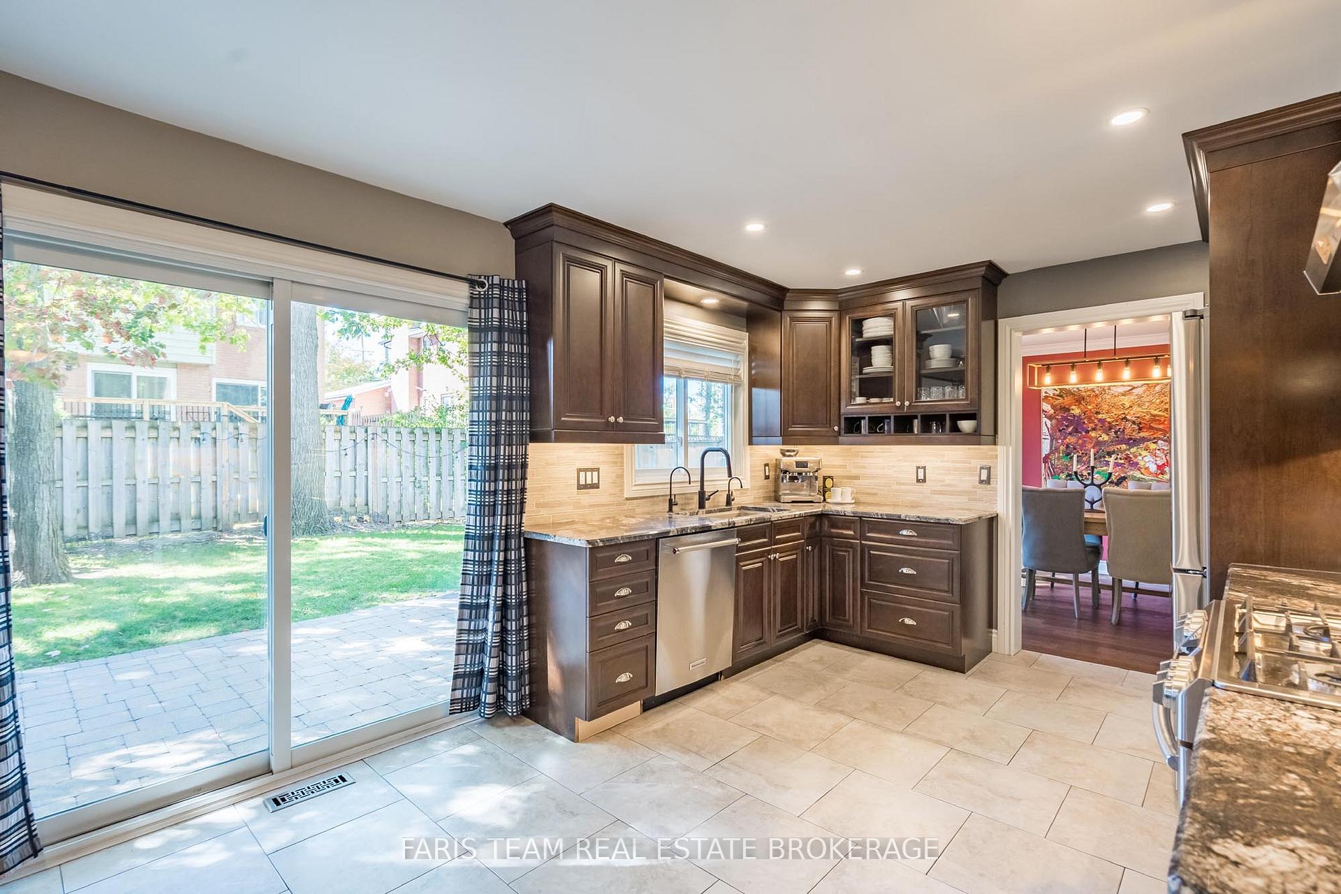 Photo 3 of 61 Oakridge Drive, Barrie, Sunnidale — HOMEH