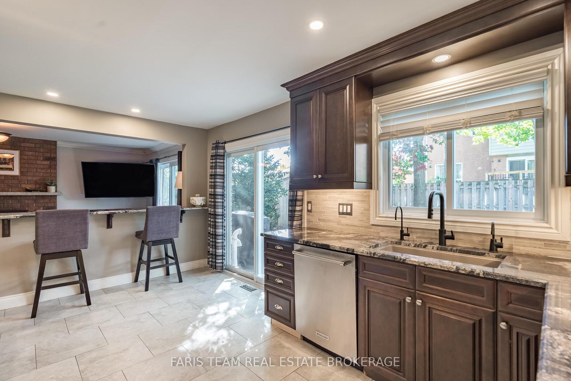 Photo 5 of 61 Oakridge Drive, Barrie, Sunnidale — HOMEH