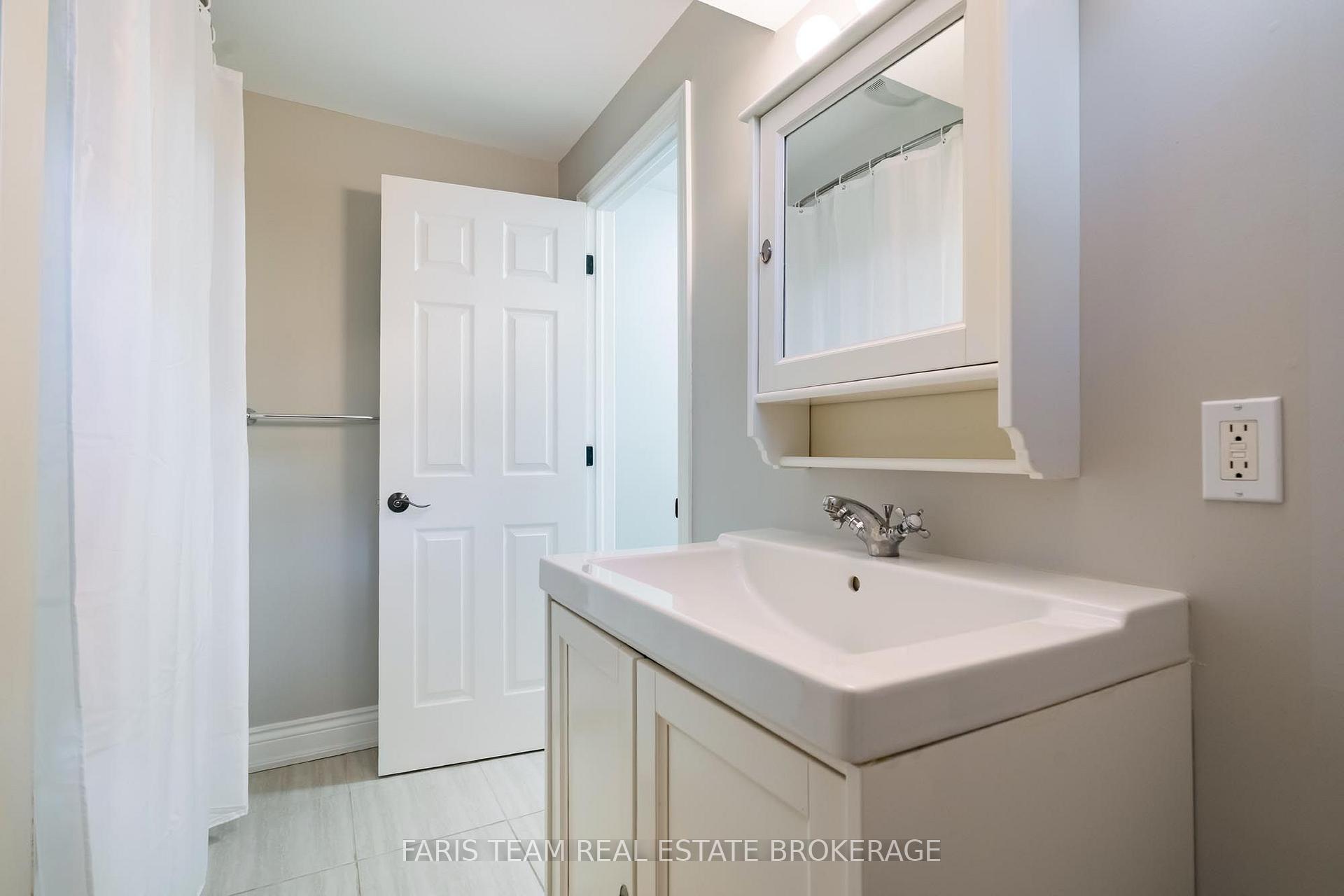 Photo 24 of 61 Oakridge Drive, Barrie, Sunnidale — HOMEH