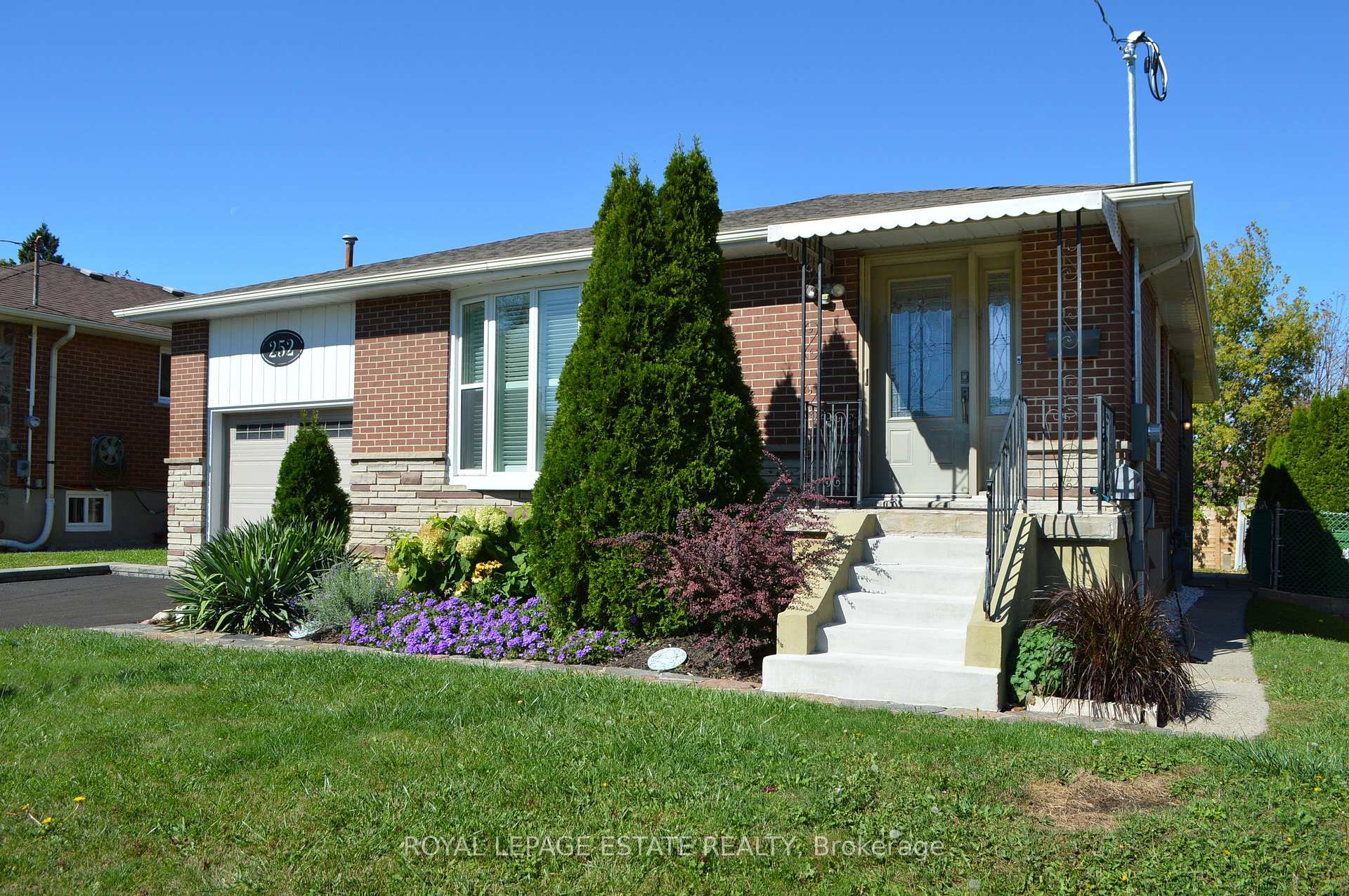 Photo 2 of 252 Brimorton Drive, Scarborough, Woburn — HOMEH